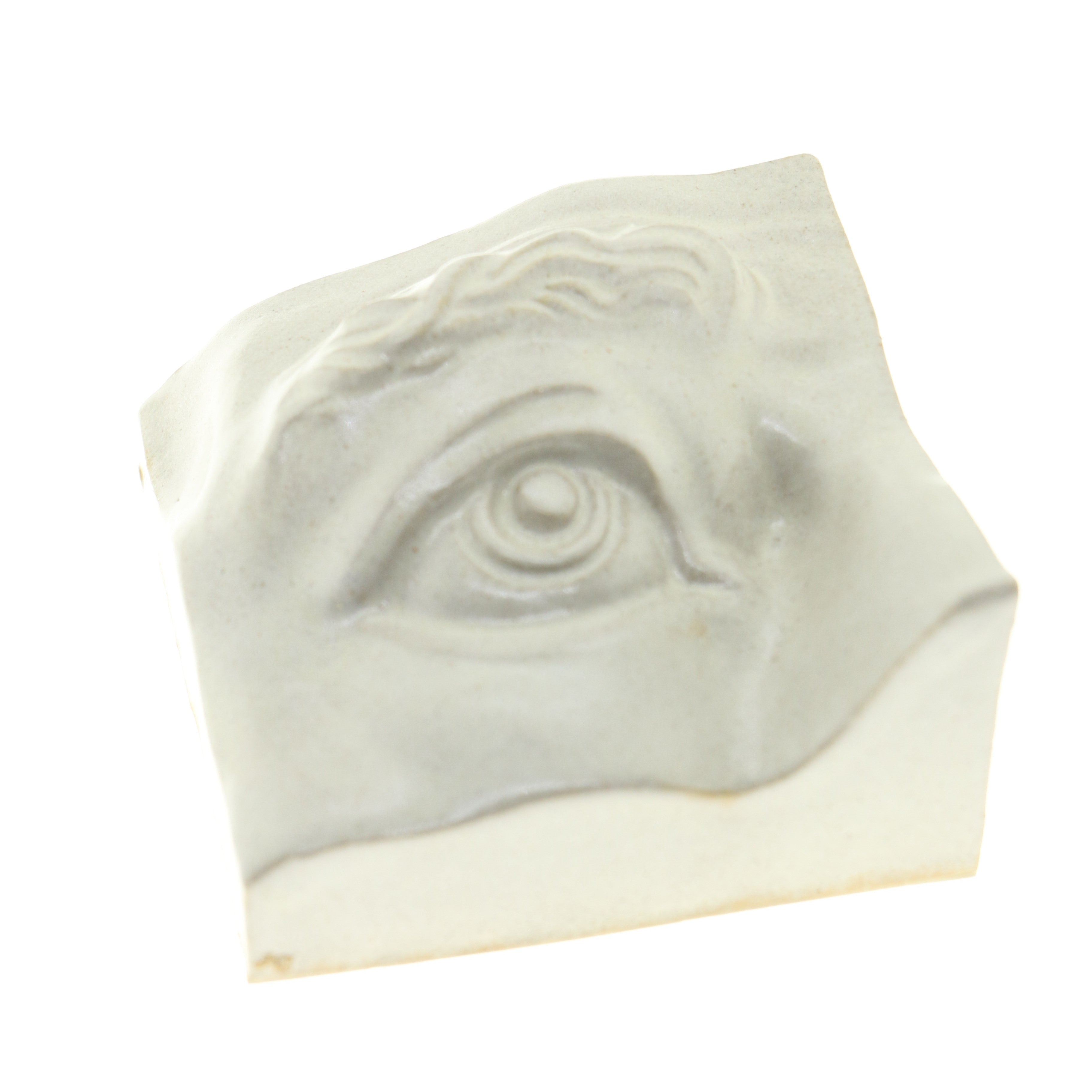 Jacob Larou | Square Eye (Right): Firkantet øje i glaseret stentøjsler i AntiqueWhite til væggen Studio Hafnia