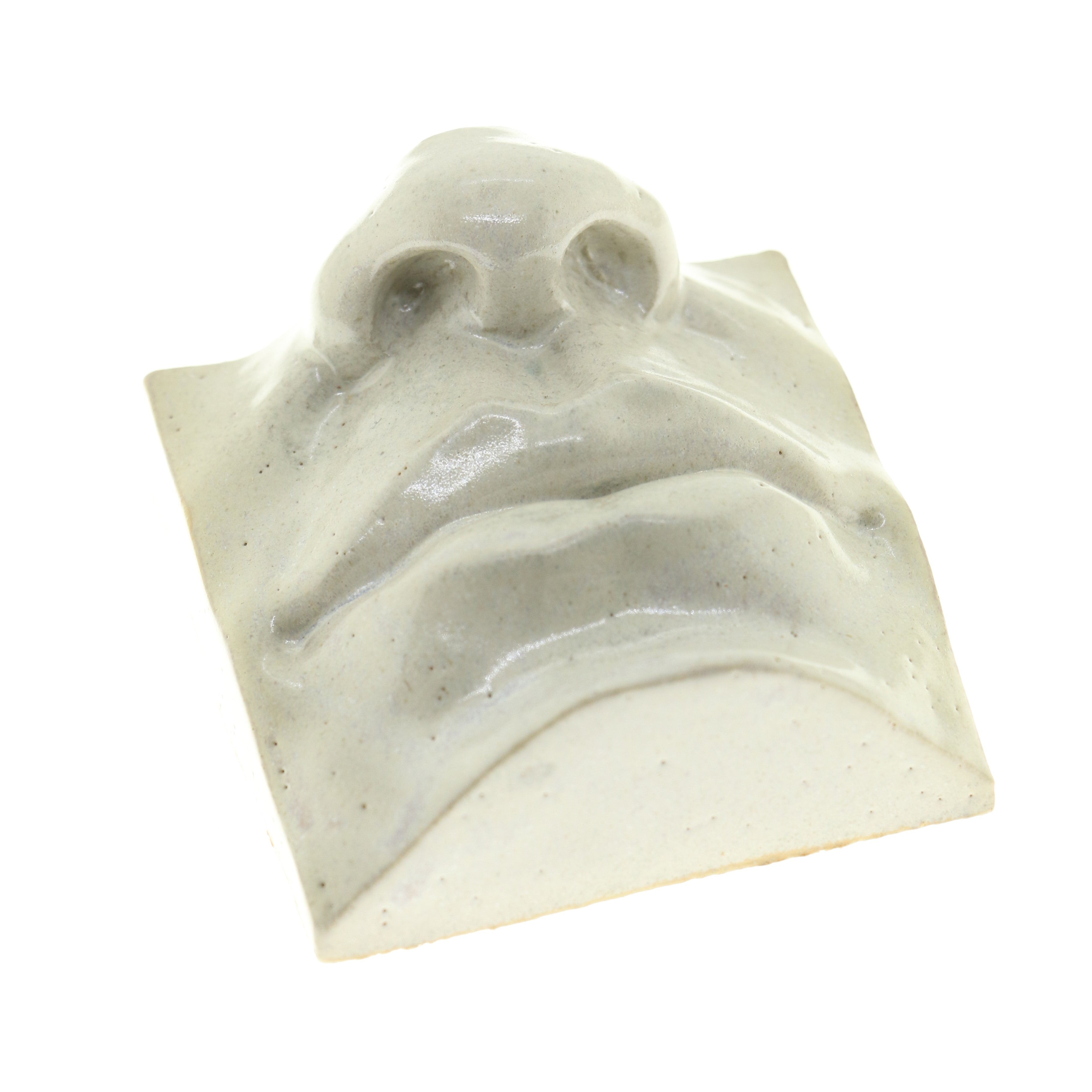 Jacob Laoru | Square Mouth (2): Firkantet mund i glaseret stentøjsler i AntiqueWhite til væggen Studio Hafnia