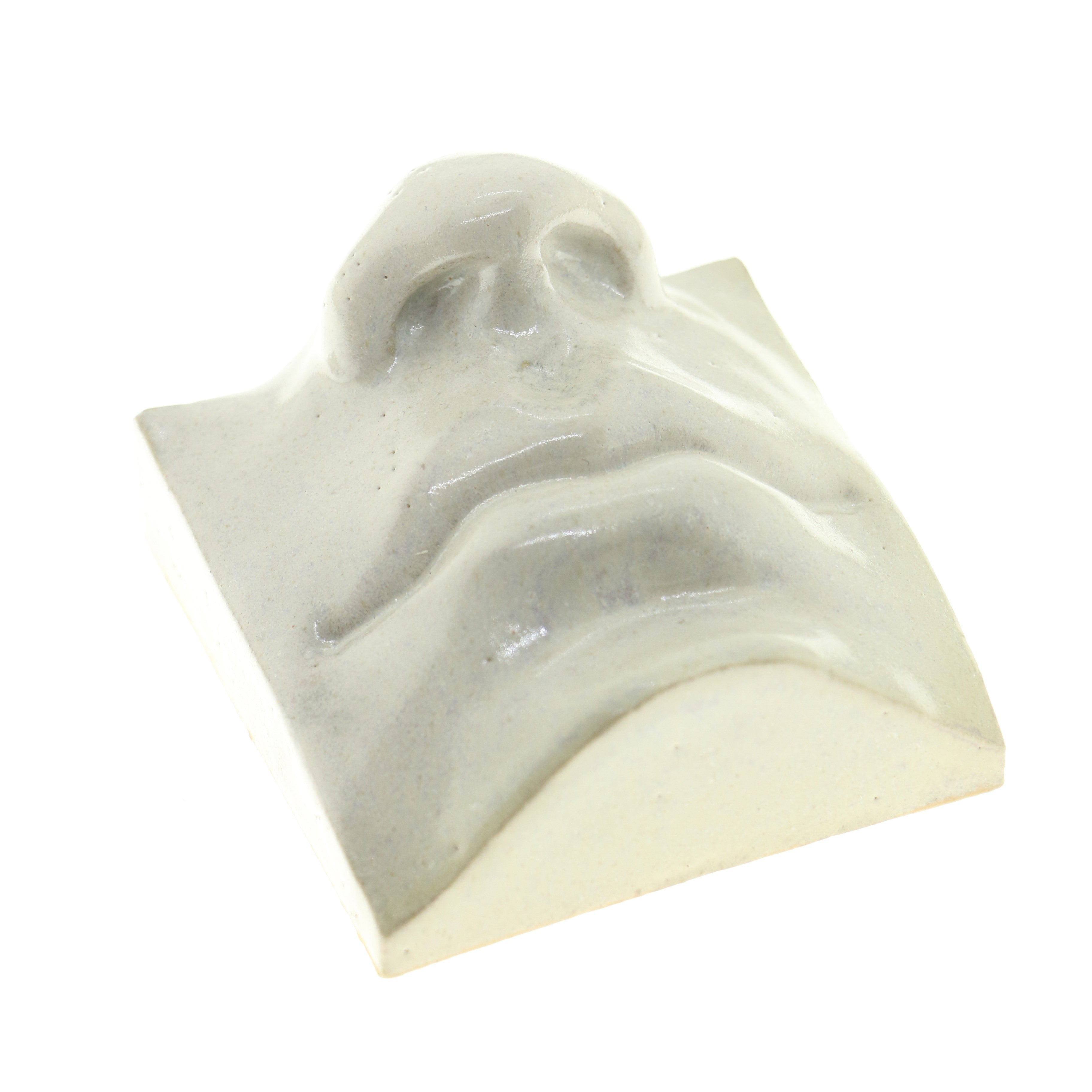 Jacob Laoru | Square Mouth (1): Firkantet øje i glaseret stentøjsler i AntiqueWhite til væggen Studio Hafnia