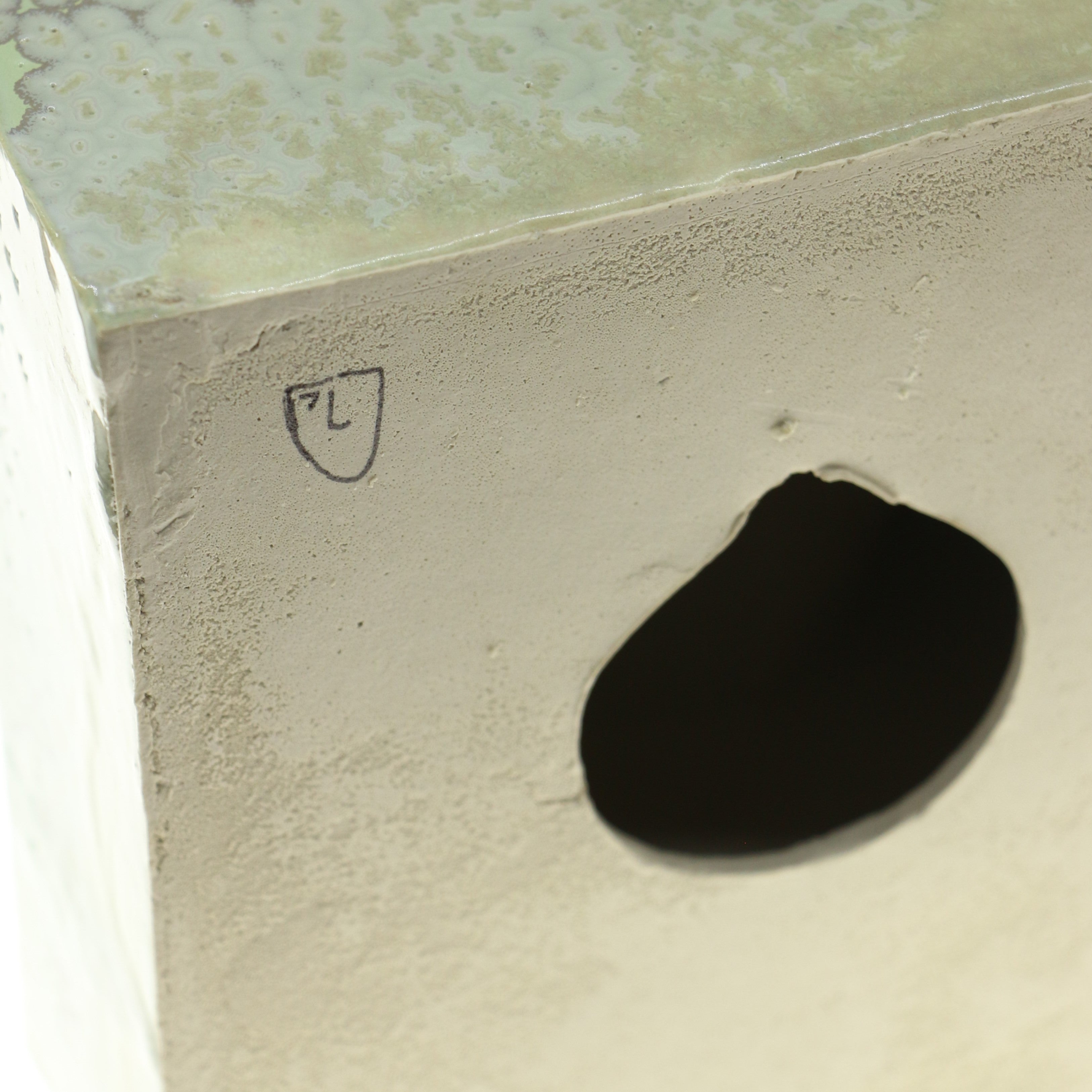 Jacob Laoru | Bookend Eye (Left): Firkantet venstre bogstøtte øje i glaseret stentøjsler i CrystalGreen Studio Hafnia