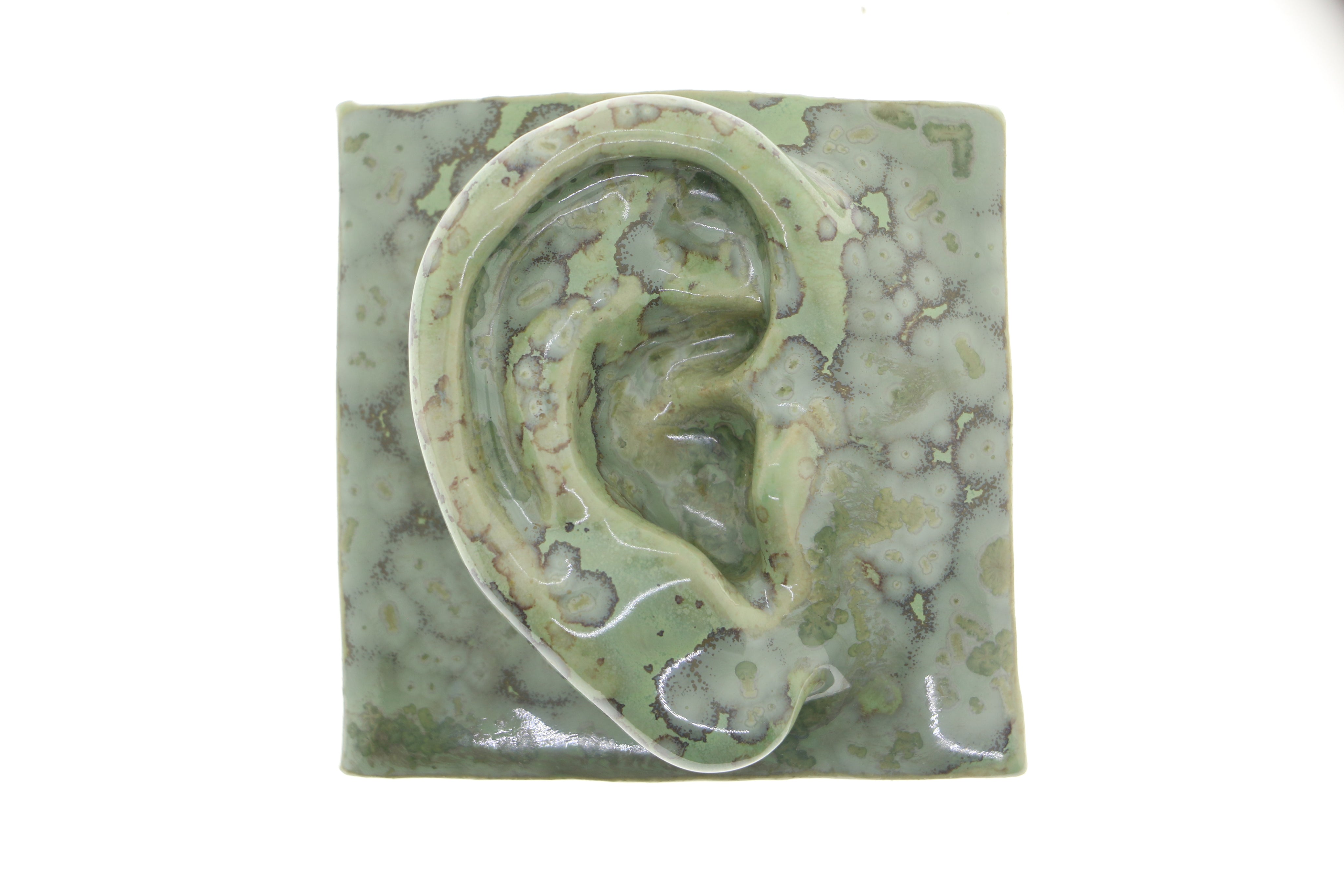 Jacob Laoru | Square Ear (Right): Firkantet øre i glaseret stentøjsler i CrystalGreen til væggen Studio Hafnia