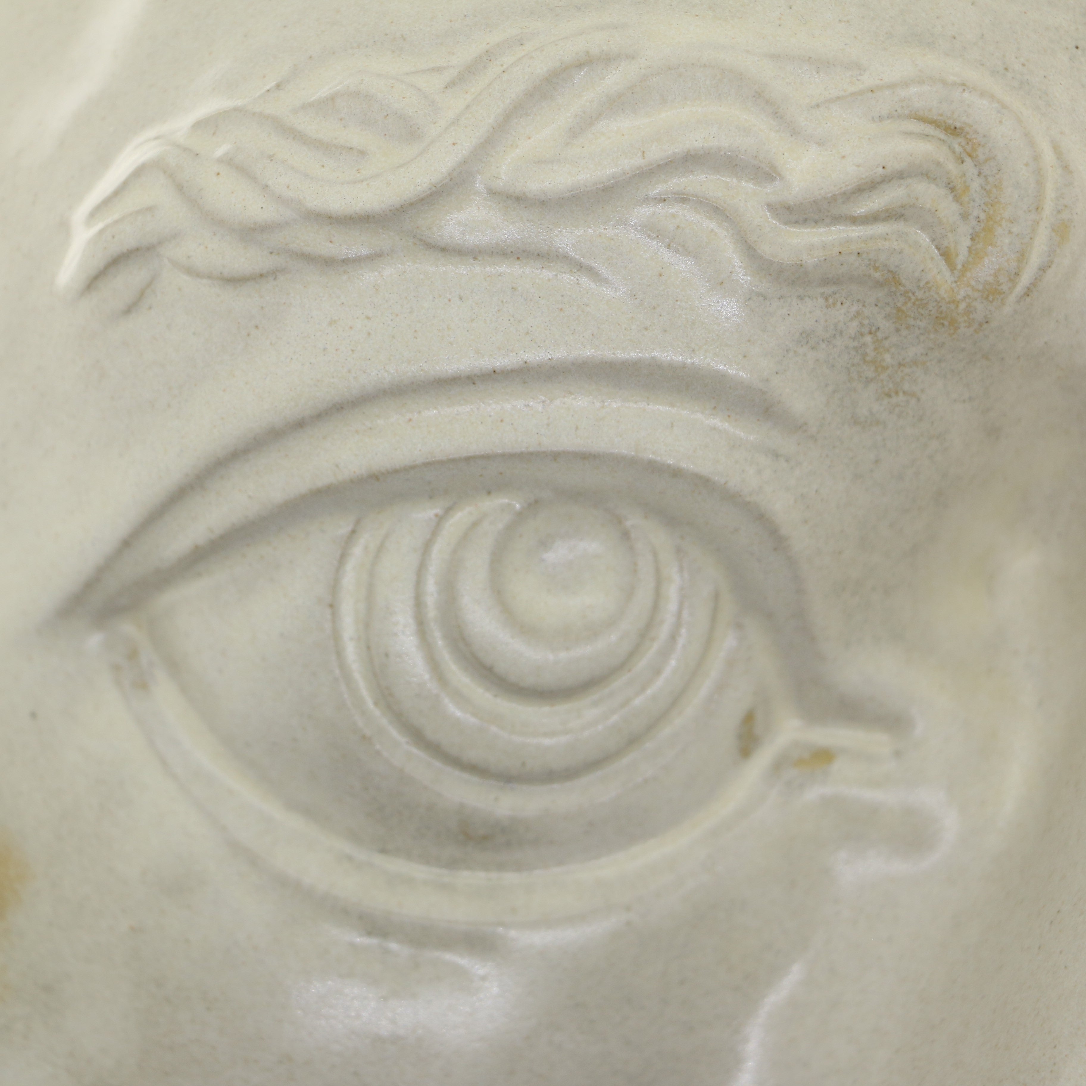 Jacob Laoru | Bookend Eye (Right): Firkantet højre bogstøtte øje i glaseret stentøjsler i AntiqueWhite Studio Hafnia