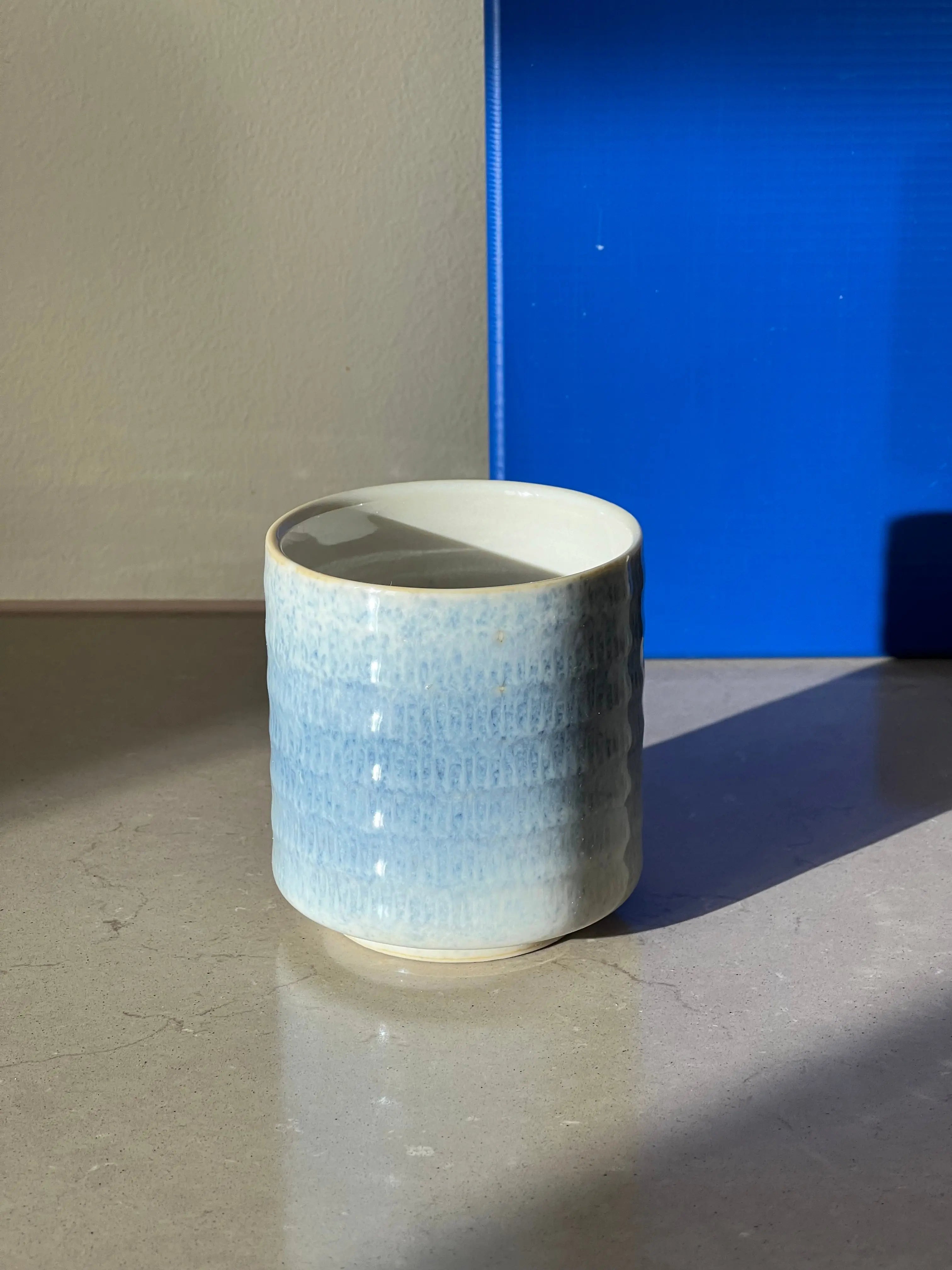 Japansk Krus i hvid keramik med blå splash uden hank Studio Hafnia