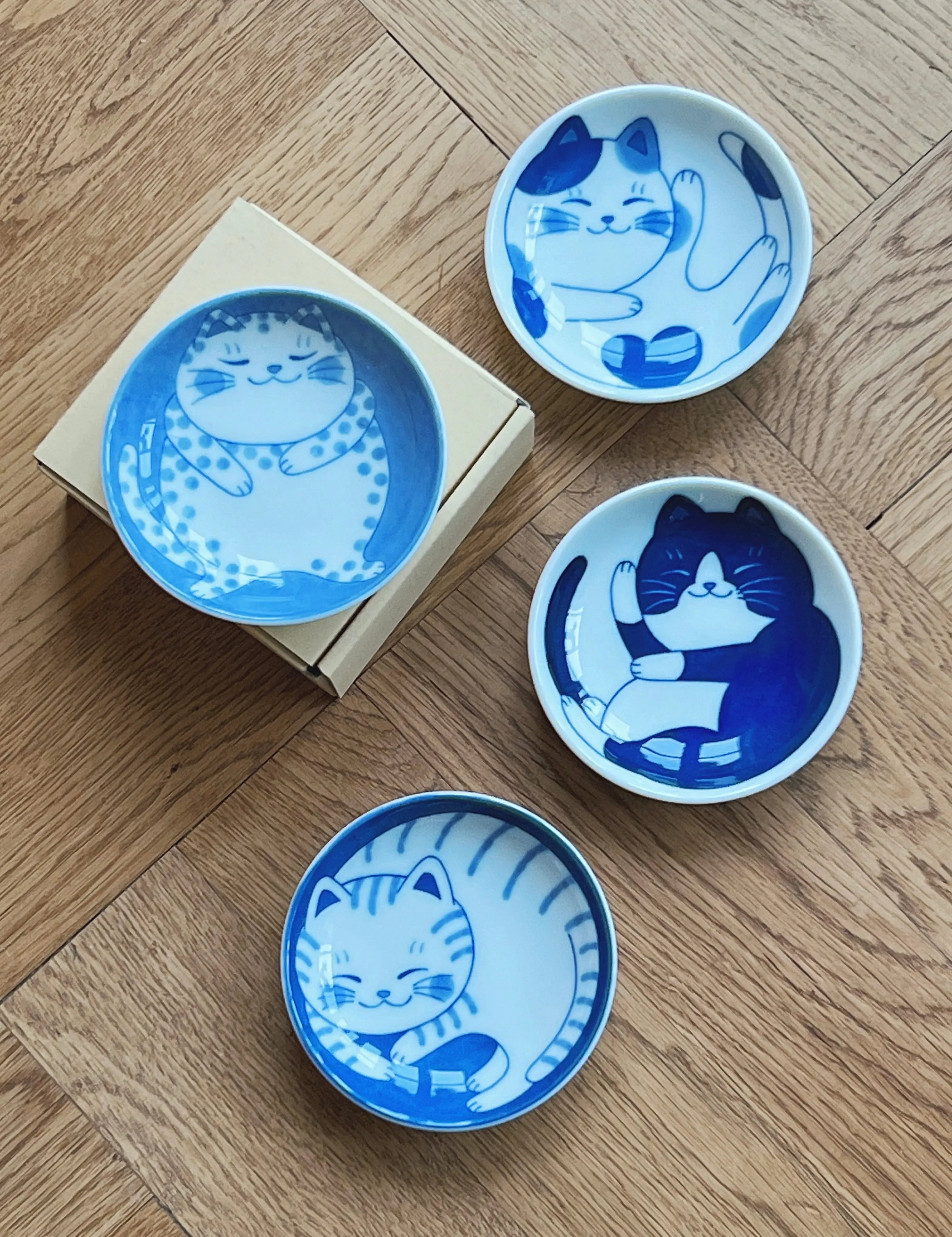 Japansk skål med blå kat | Sæt med 4 forskellige | 10 cm Studio Hafnia