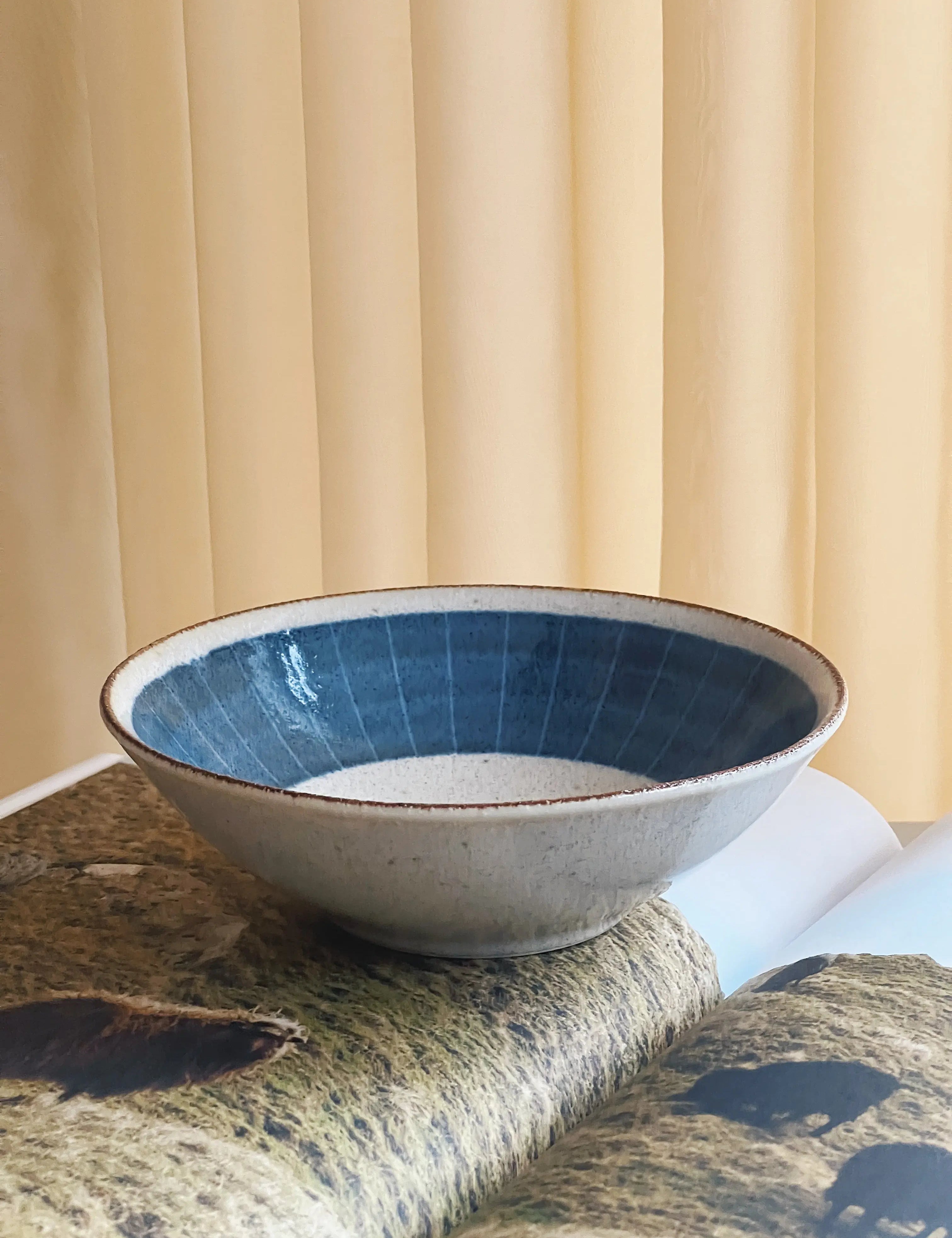 Japansk skål med blåt mønster og brun kant i keramik | 22 cm Studio Hafnia