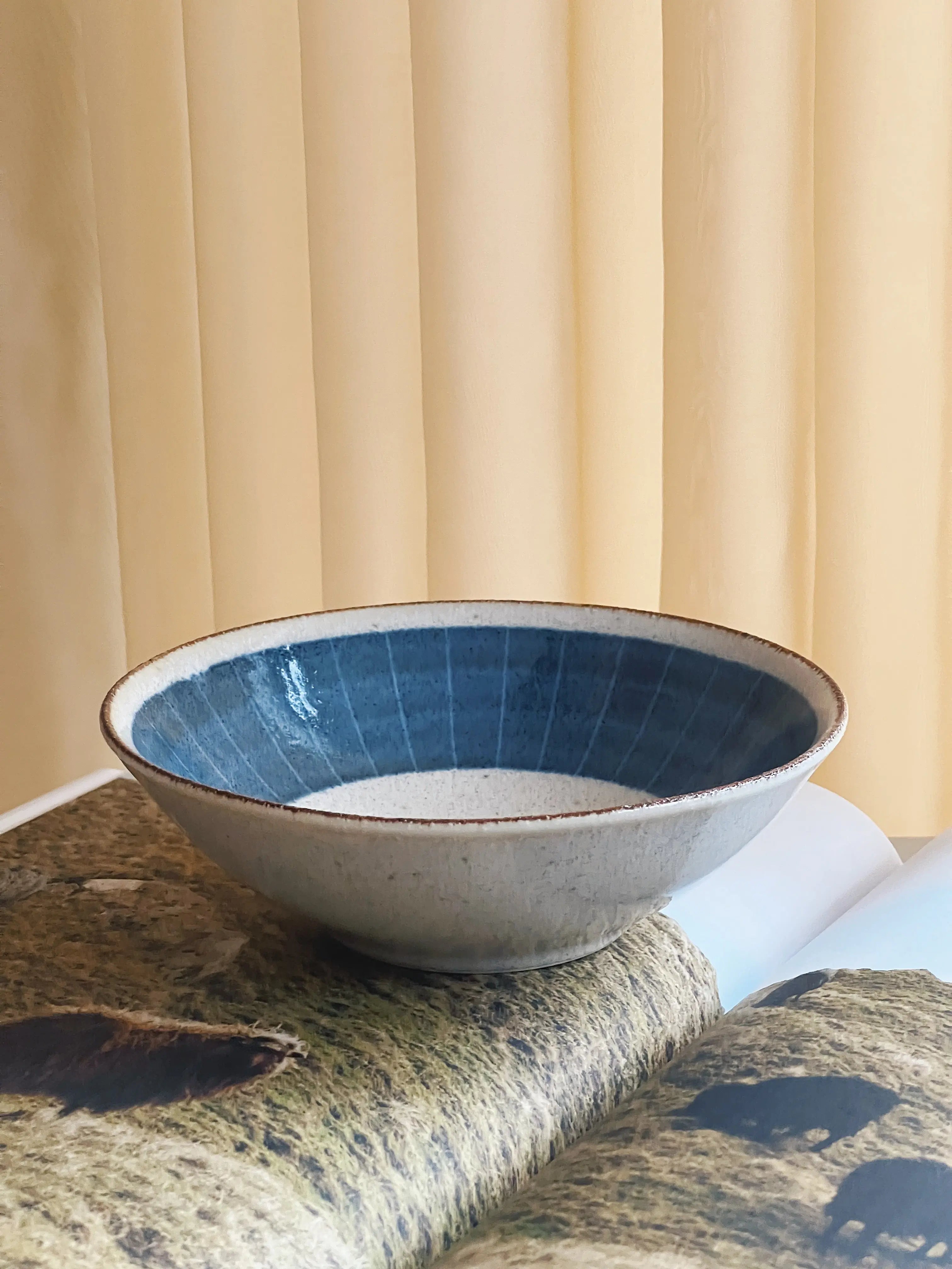 Japansk skål med blåt mønster og brun kant i keramik | 22 cm Studio Hafnia