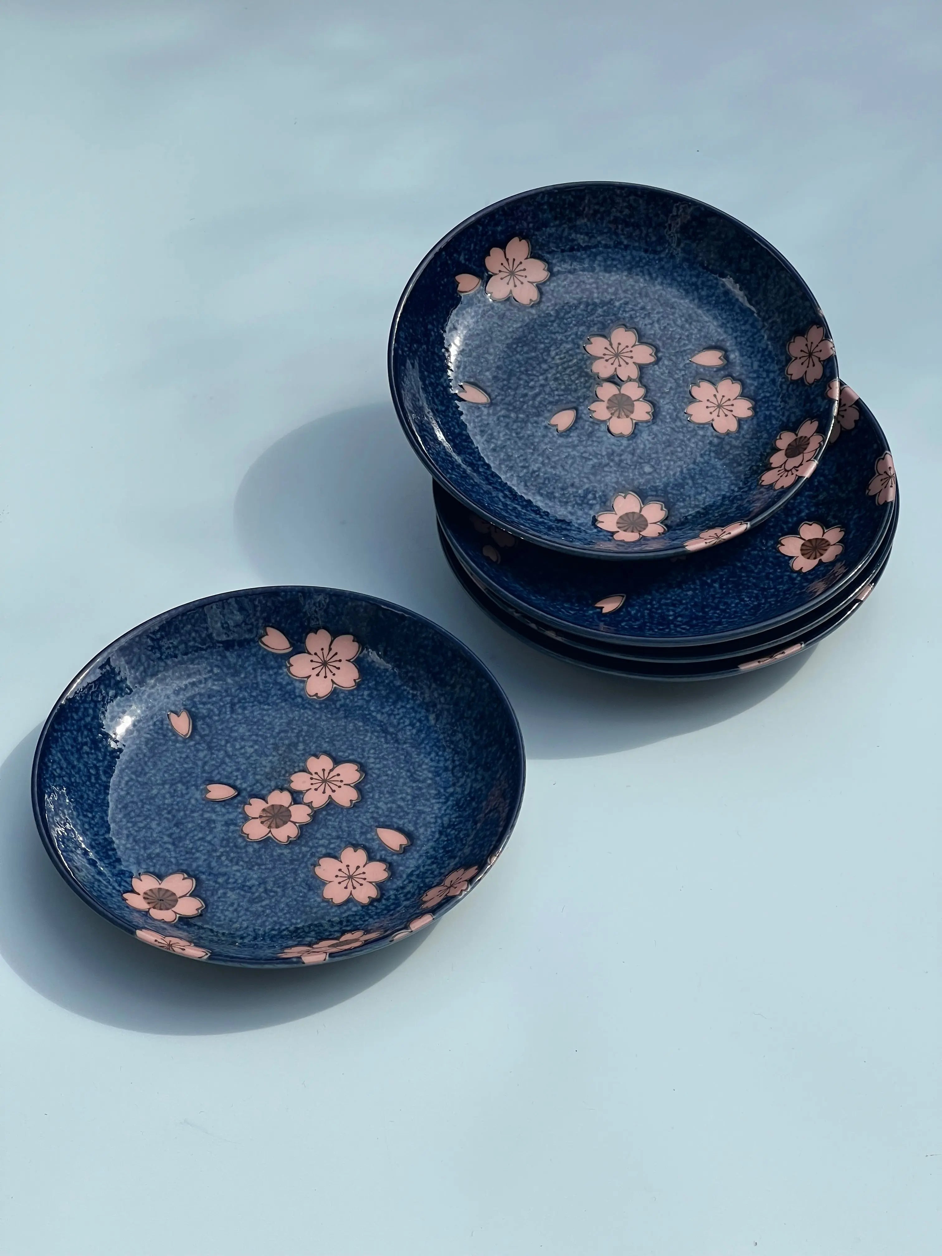 Japansk tallerken i blå keramik med lyserøde blomster | 16 cm Studio Hafnia