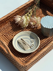 Japansk tallerken i hvid keramik med lysegråt spiralmønster | 12 cm Studio Hafnia