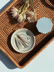 Japansk tallerken i hvid keramik med lysegråt spiralmønster | 12 cm Studio Hafnia