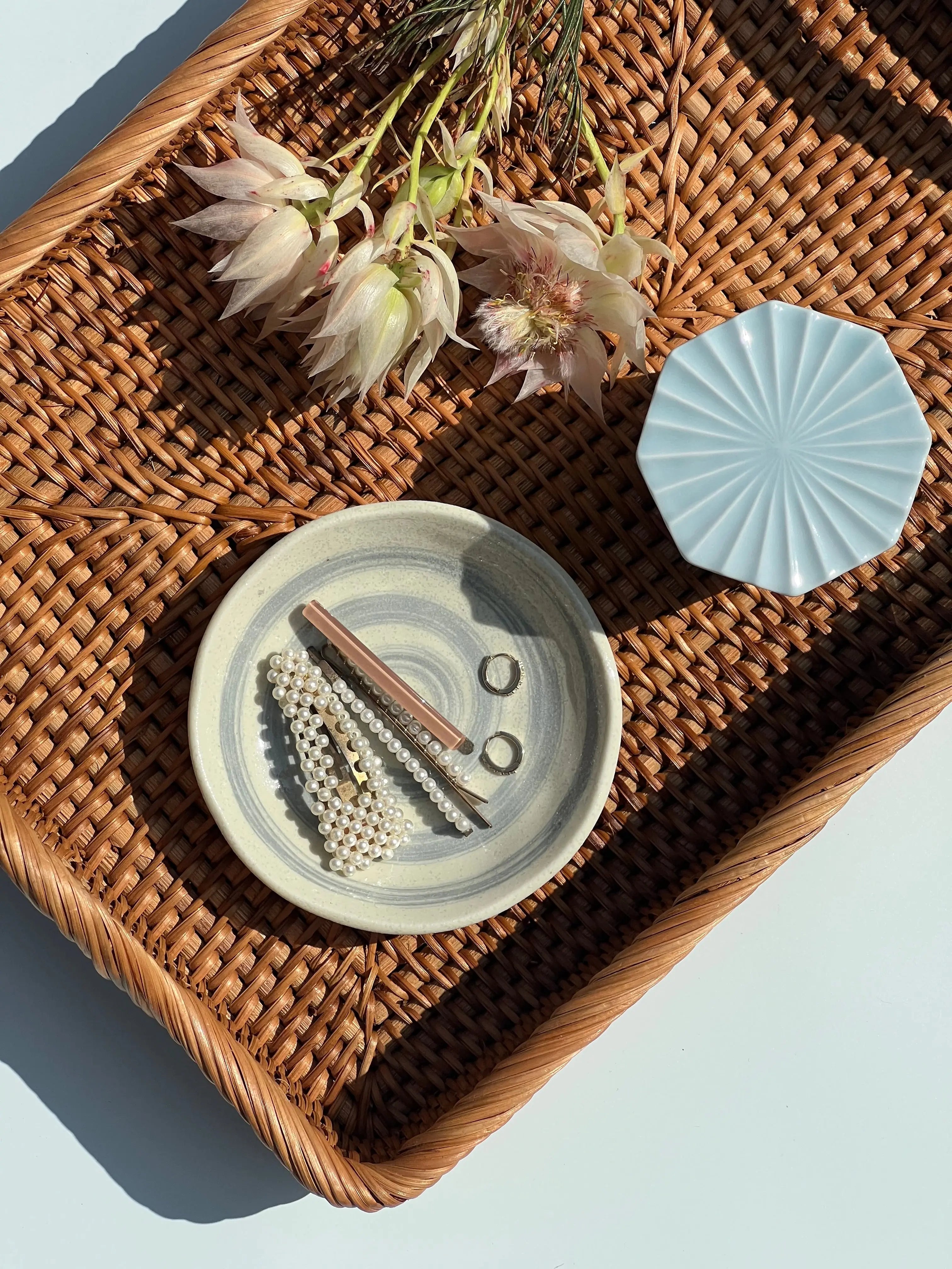 Japansk tallerken i hvid keramik med lysegråt spiralmønster | 12 cm Studio Hafnia