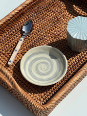 Japansk tallerken i hvid keramik med lysegråt spiralmønster | 12 cm Studio Hafnia