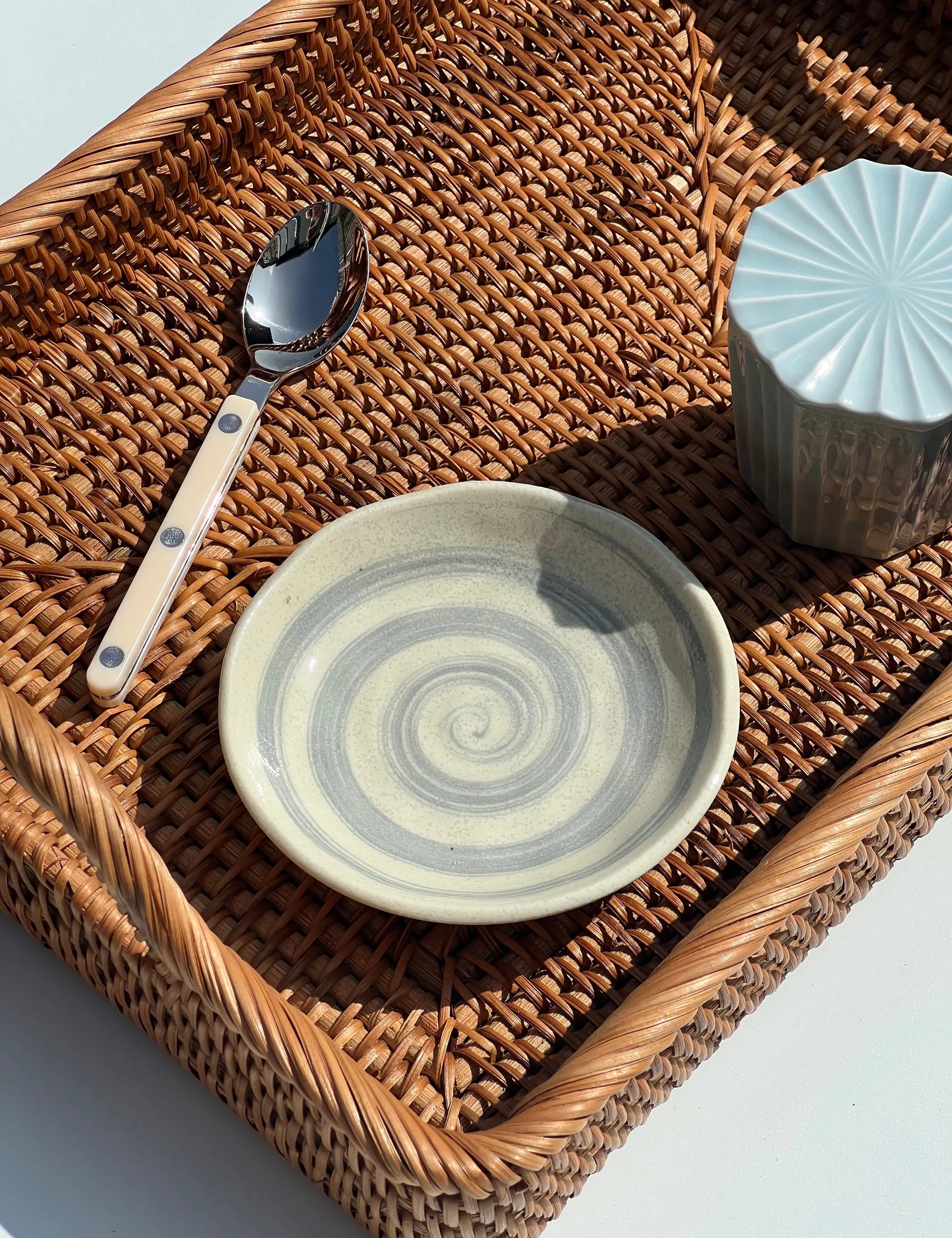 Japansk tallerken i hvid keramik med lysegråt spiralmønster | 12 cm Studio Hafnia