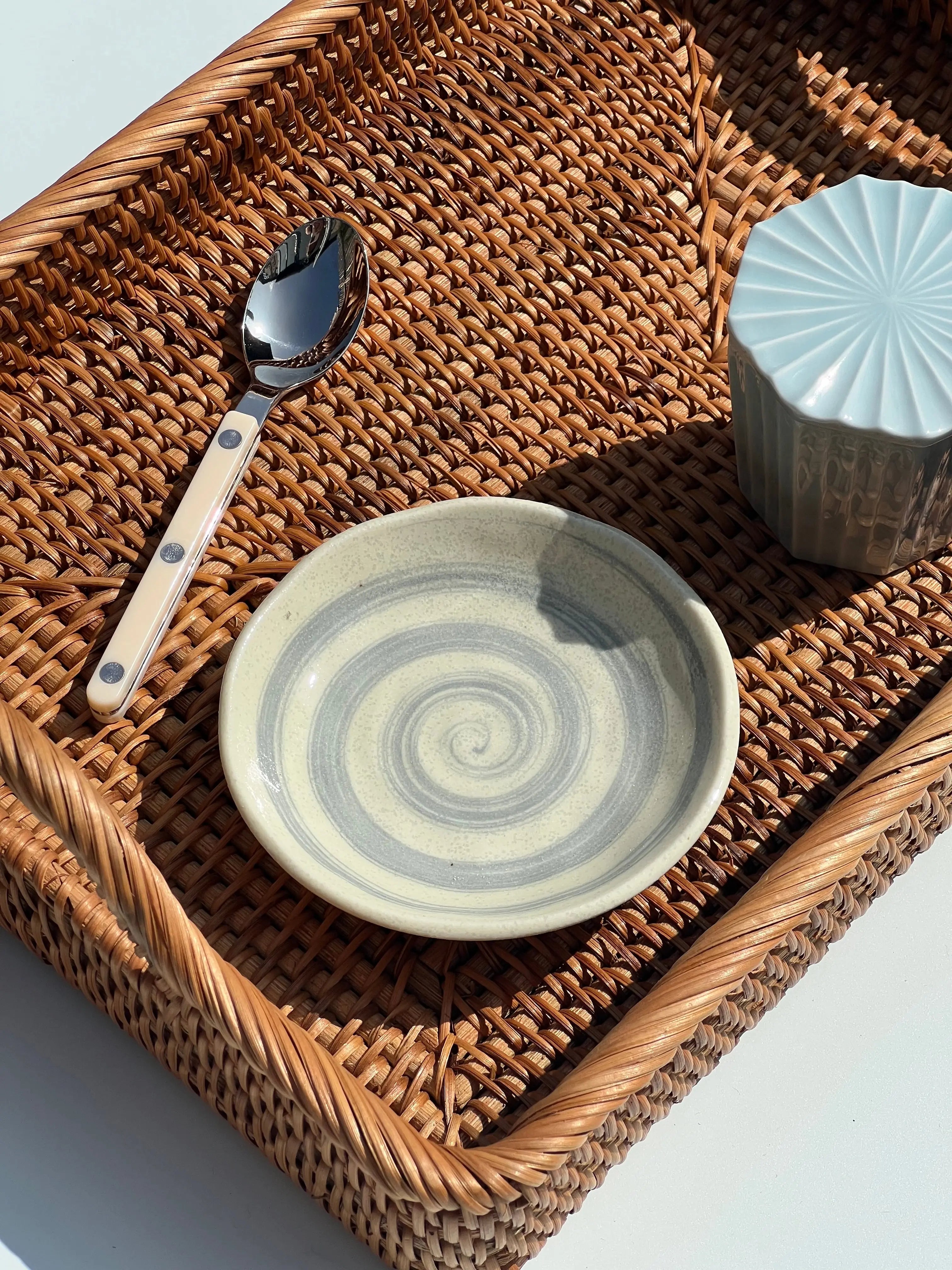 Japansk tallerken i hvid keramik med lysegråt spiralmønster | 12 cm Studio Hafnia