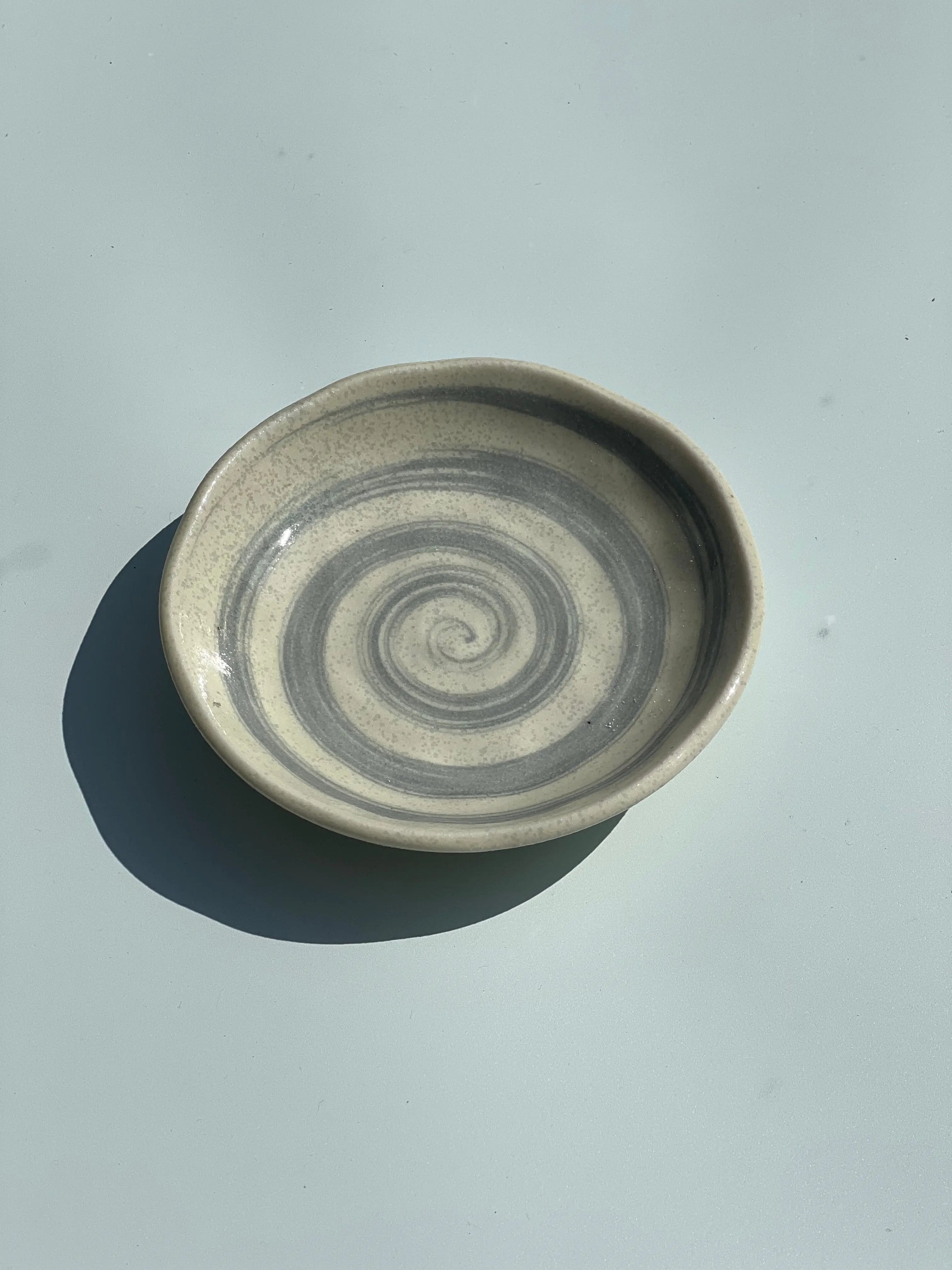 Japansk tallerken i hvid keramik med lysegråt spiralmønster | 12 cm Studio Hafnia