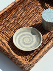 Japansk tallerken i hvid keramik med lysegråt spiralmønster | 12 cm Studio Hafnia