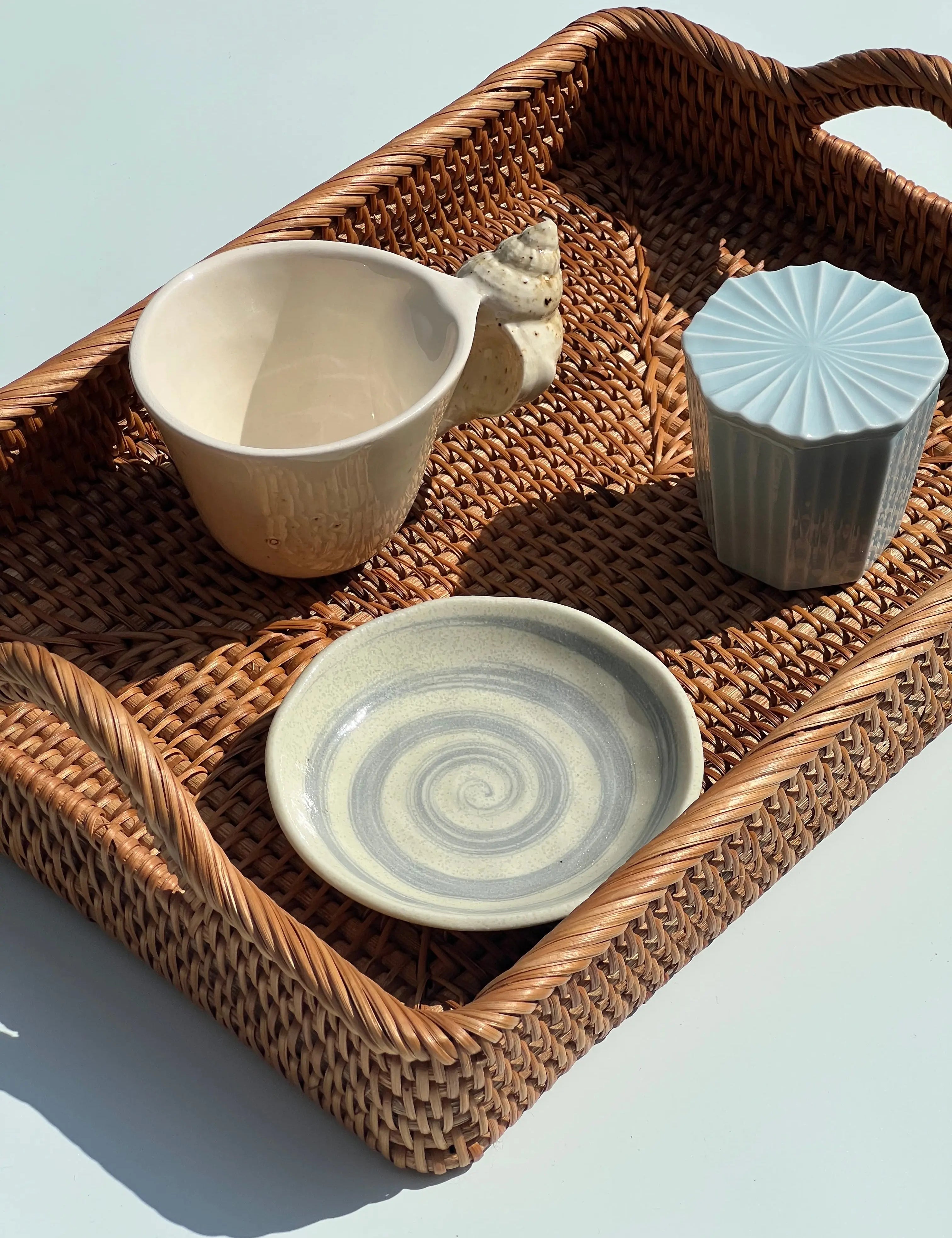 Japansk tallerken i hvid keramik med lysegråt spiralmønster | 12 cm Studio Hafnia