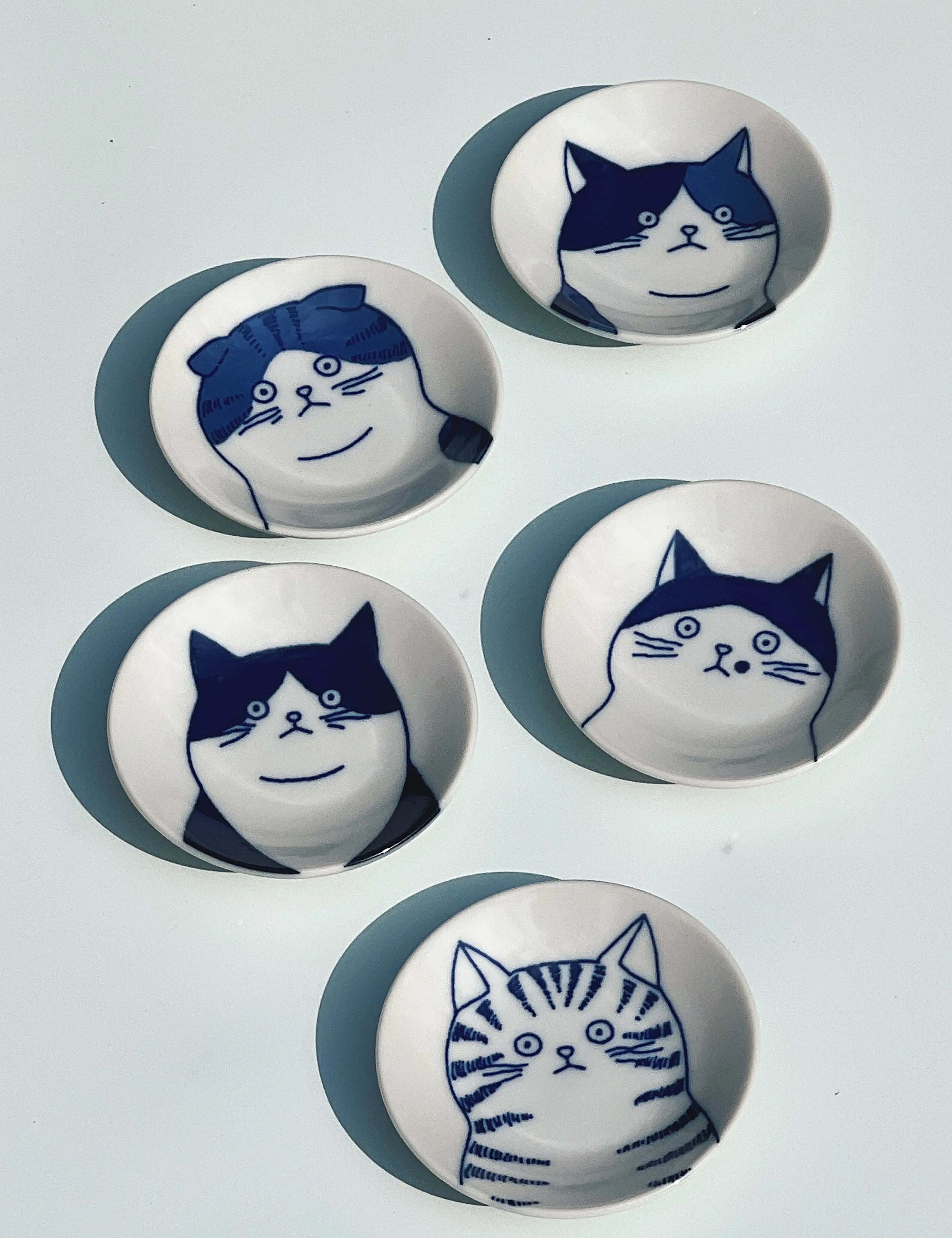 Japansk tallerken med blå kat | 5 forskellige | 8 cm Studio Hafnia