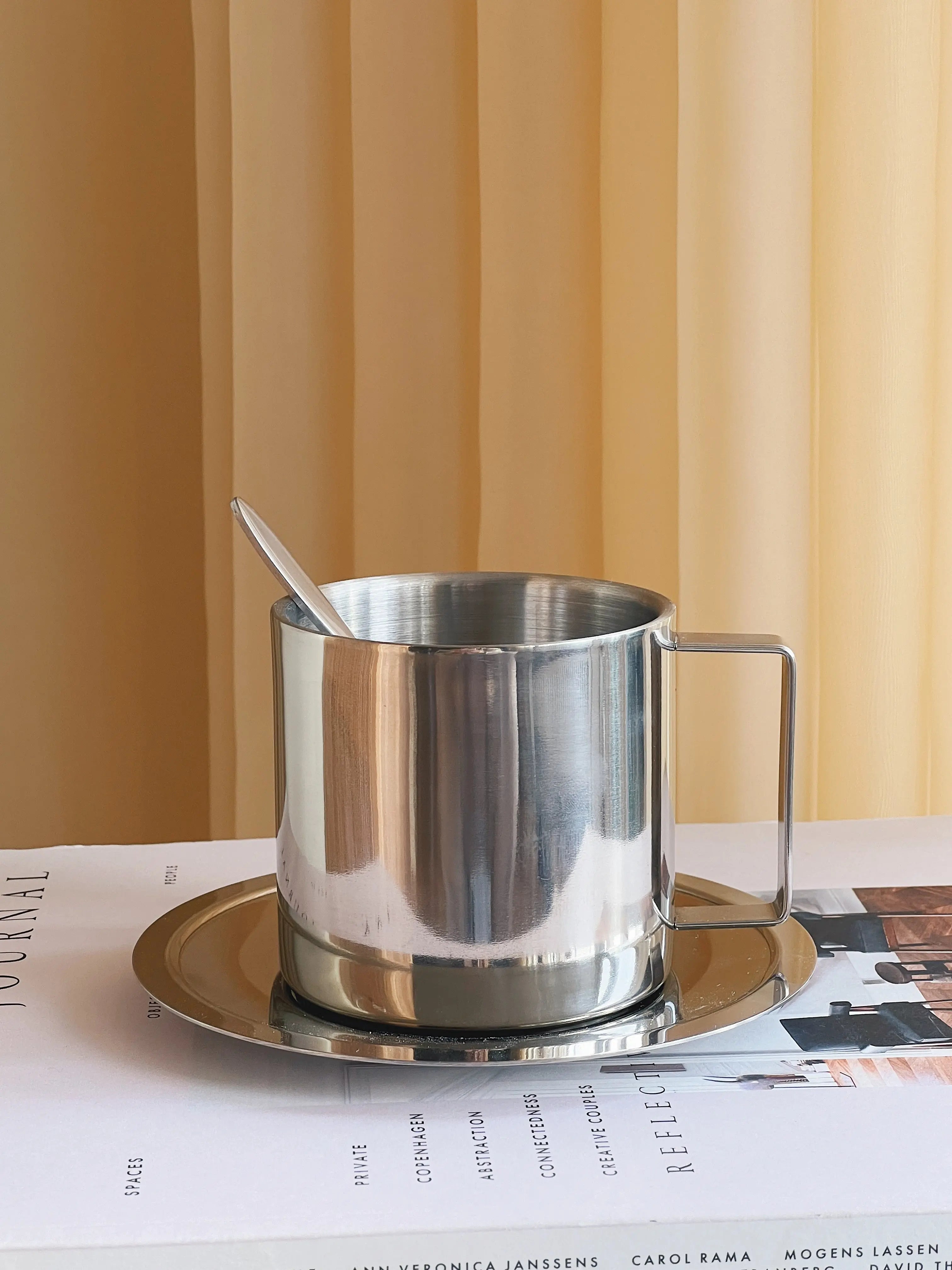 Kaffesæt med kop, underkop og ske i Rustfrit stål | 300 ml Studio Hafnia