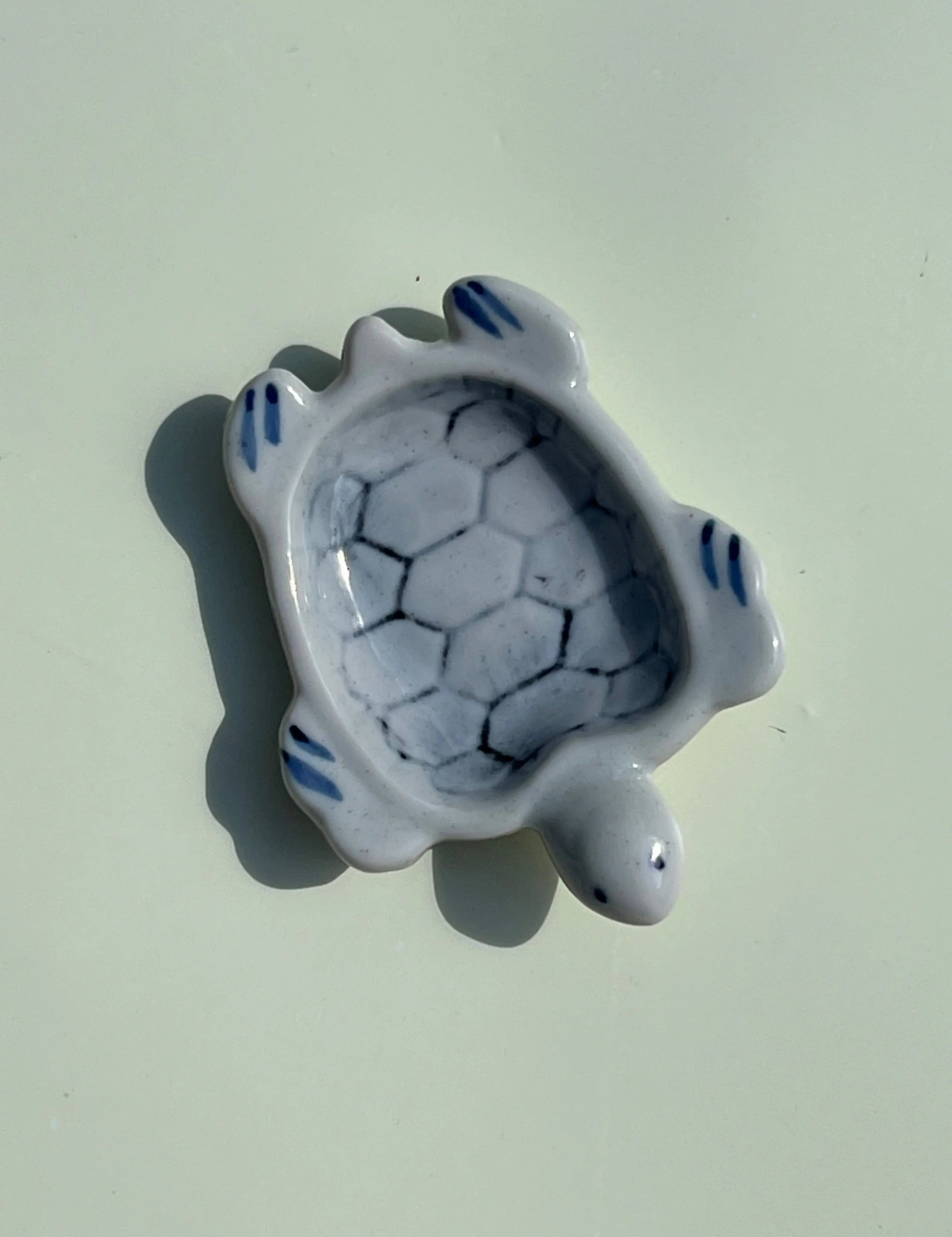 Lille Skildpadde skål i keramik fra Japan | Hvid og blå Studio Hafnia