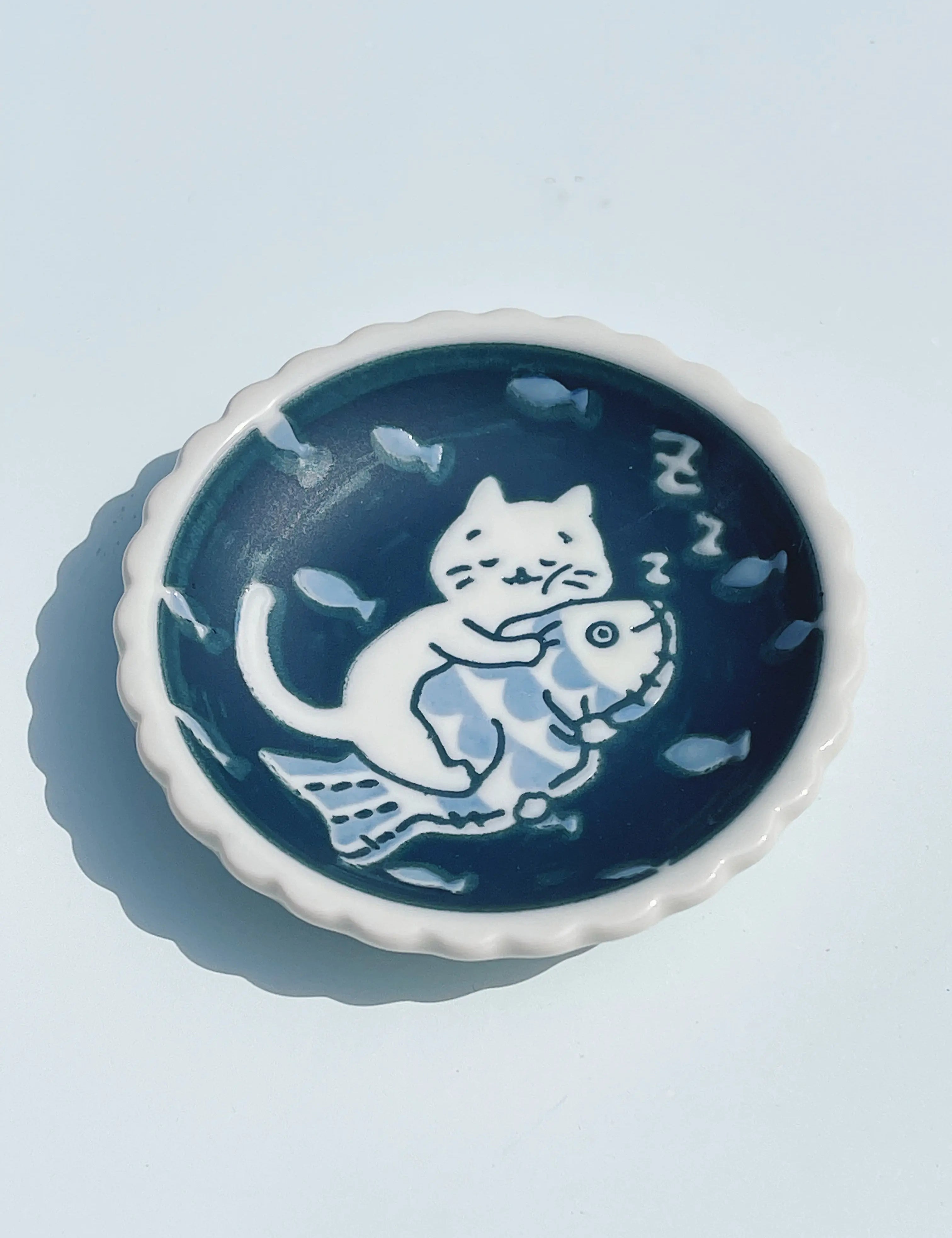 Lille blå tallerken fra Japan med hvid kat og fisk Studio Hafnia