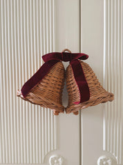 Sæt med 2 Hængende Rattan Juleklokker med Mørkerød Sløjfe | D12 x H12 cm Studio Hafnia