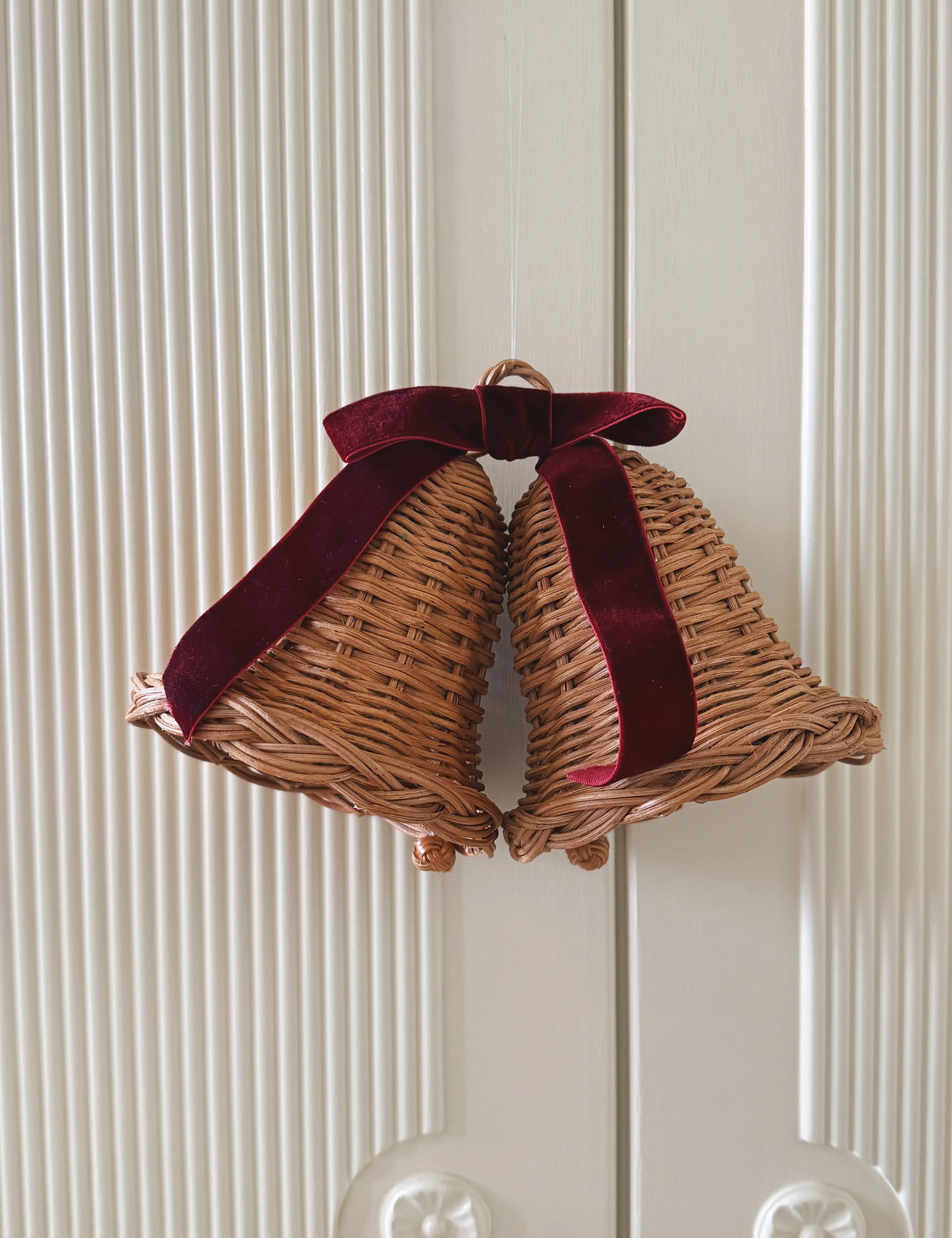 Sæt med 2 Hængende Rattan Juleklokker med Mørkerød Sløjfe | D12 x H12 cm Studio Hafnia