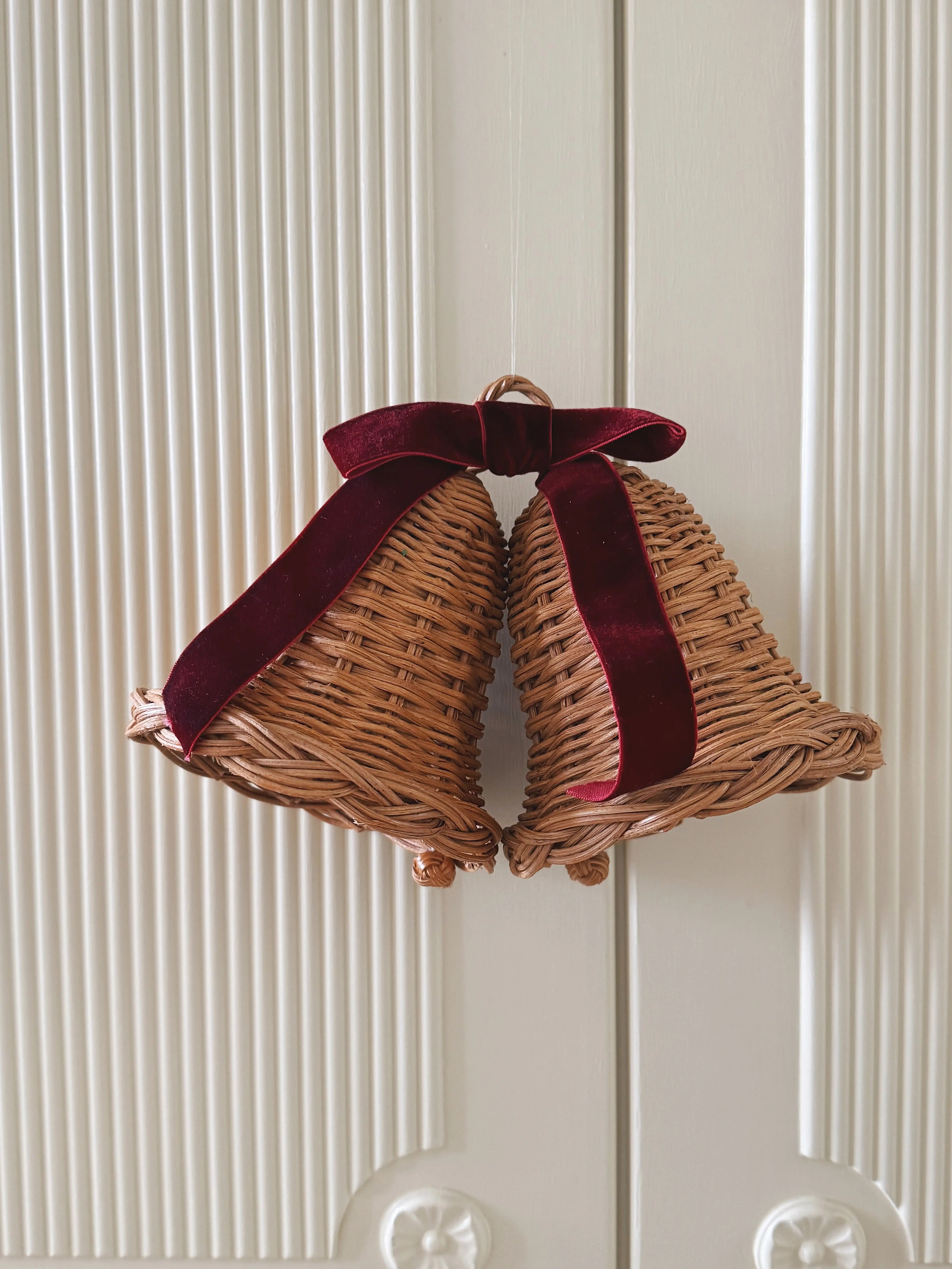 Sæt med 2 Hængende Rattan Juleklokker med Mørkerød Sløjfe | D12 x H12 cm Studio Hafnia
