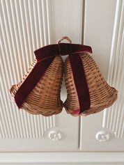 Sæt med 2 Hængende Rattan Juleklokker med Mørkerød Sløjfe | D12 x H12 cm Studio Hafnia