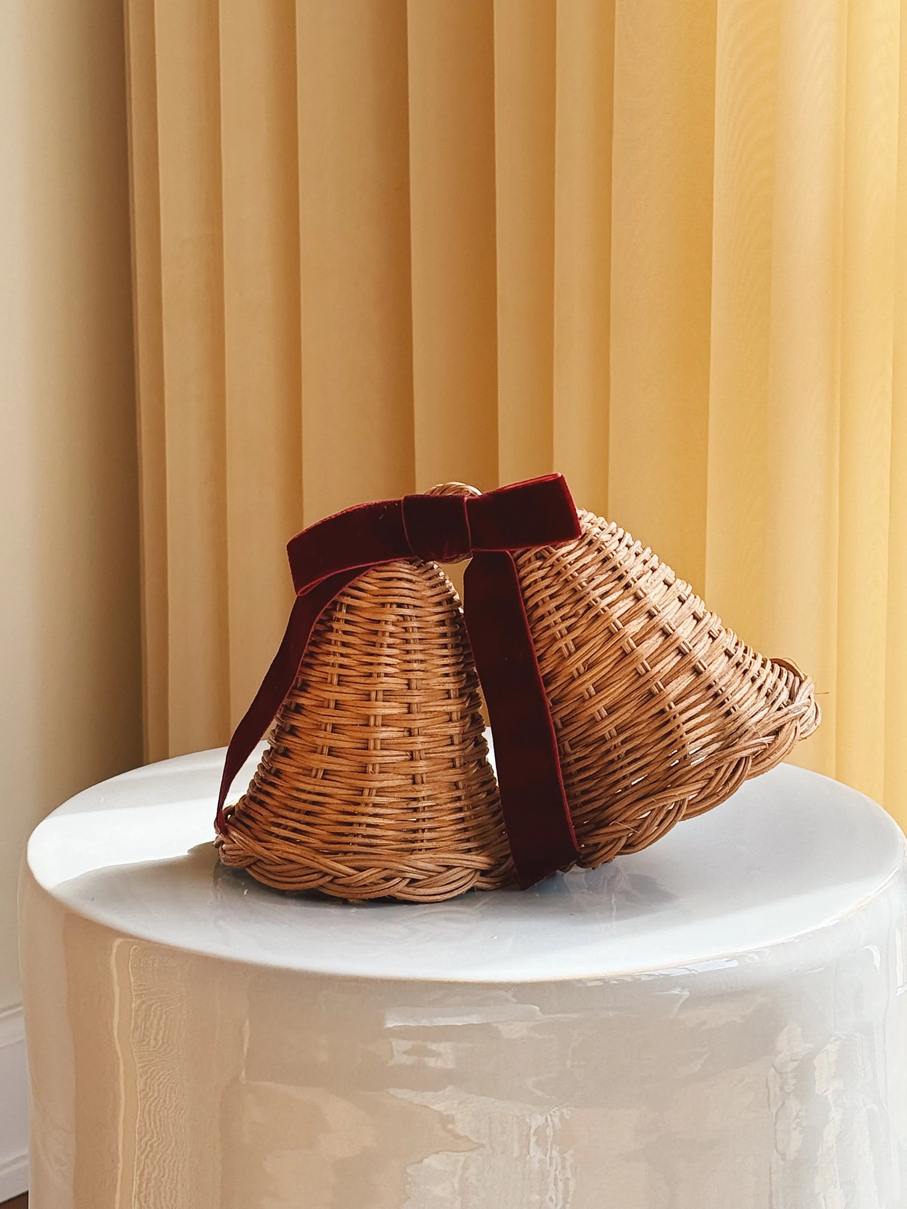 Sæt med 2 Hængende Rattan Juleklokker med Mørkerød Sløjfe | D12 x H12 cm Studio Hafnia