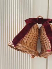 Sæt med 2 Hængende Rattan Juleklokker med Mørkerød Sløjfe | D12 x H12 cm Studio Hafnia