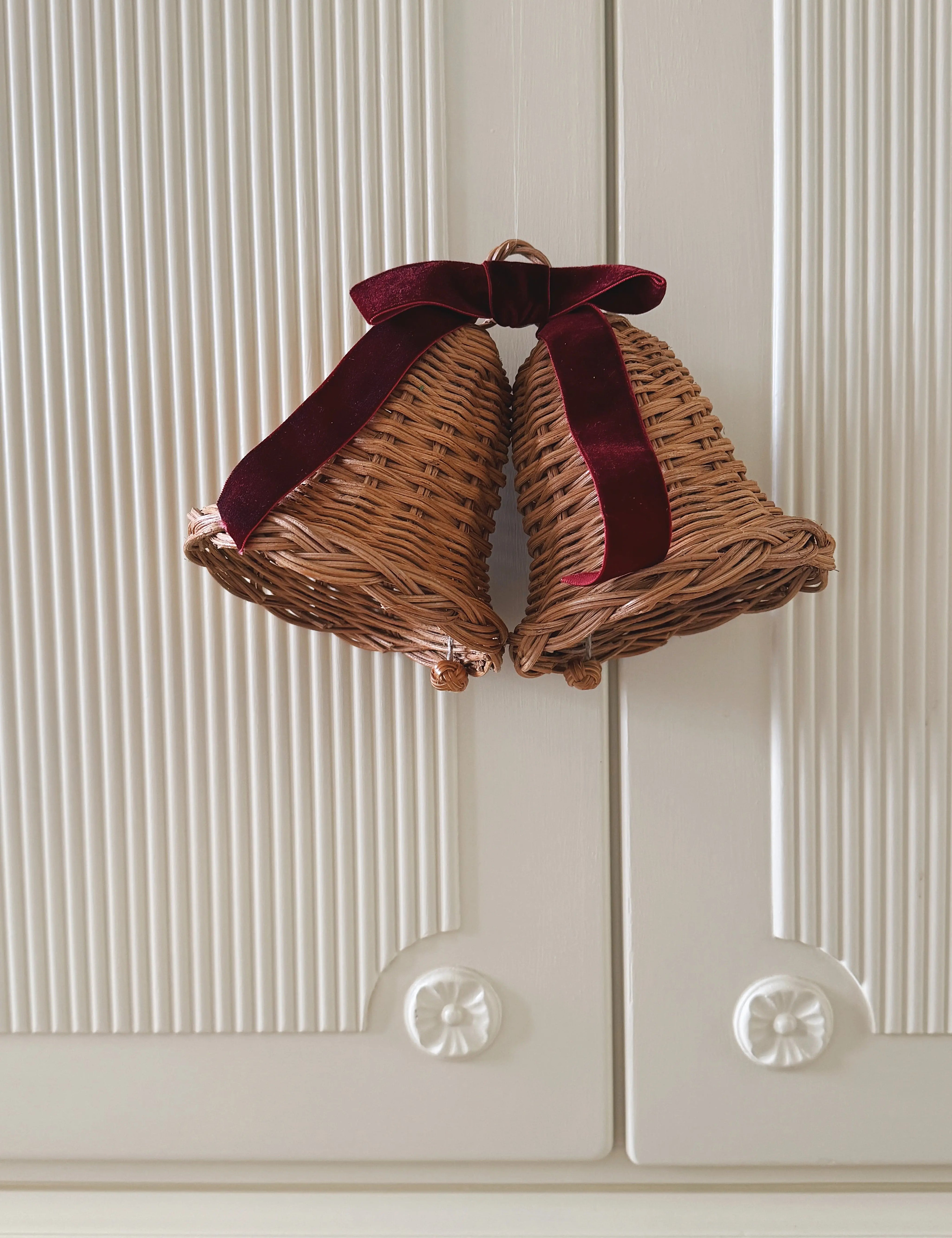 Sæt med 2 Hængende Rattan Juleklokker med Mørkerød Sløjfe | D12 x H12 cm Studio Hafnia
