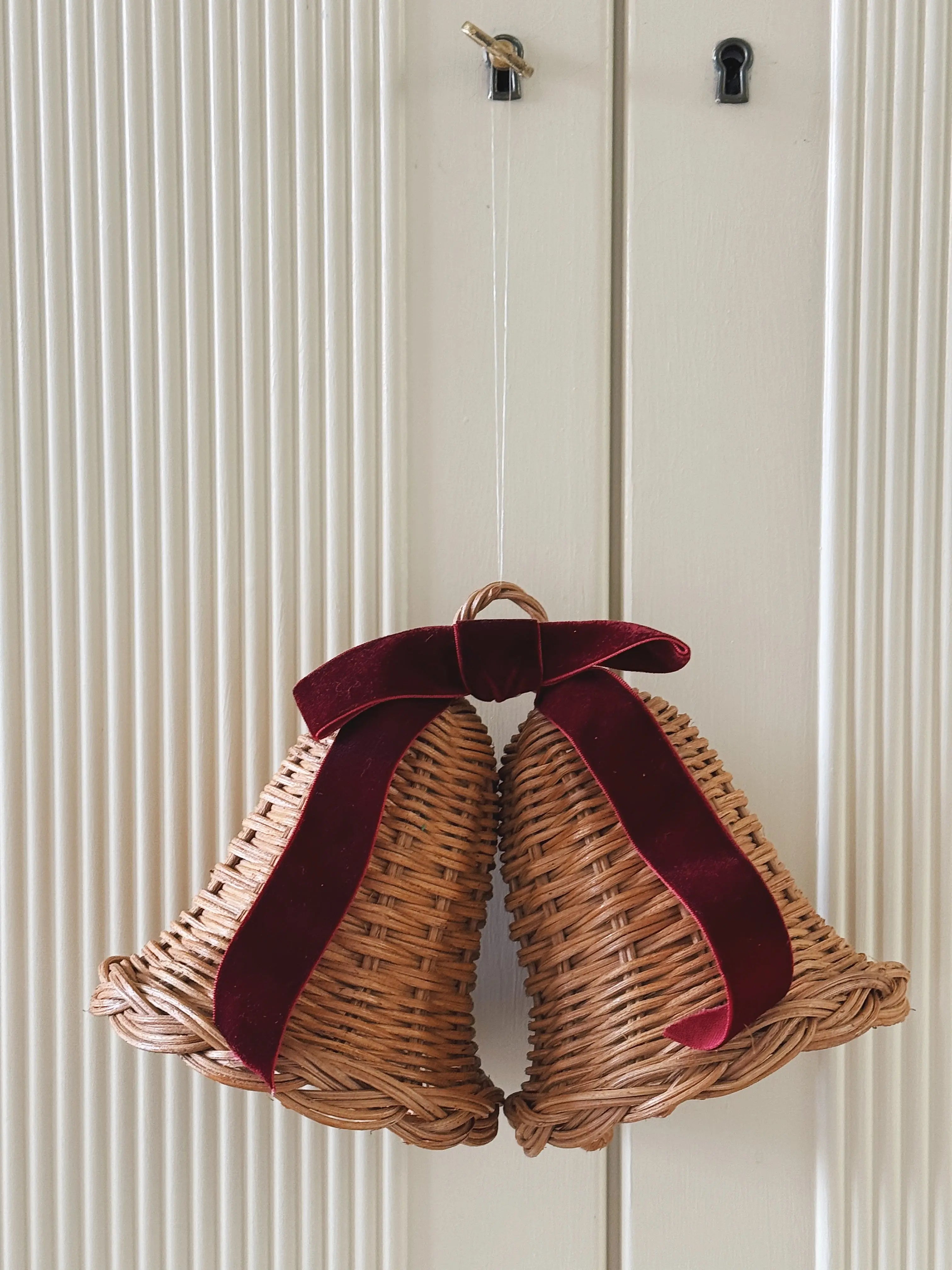 Sæt med 2 Hængende Rattan Juleklokker med Mørkerød Sløjfe | D12 x H12 cm Studio Hafnia