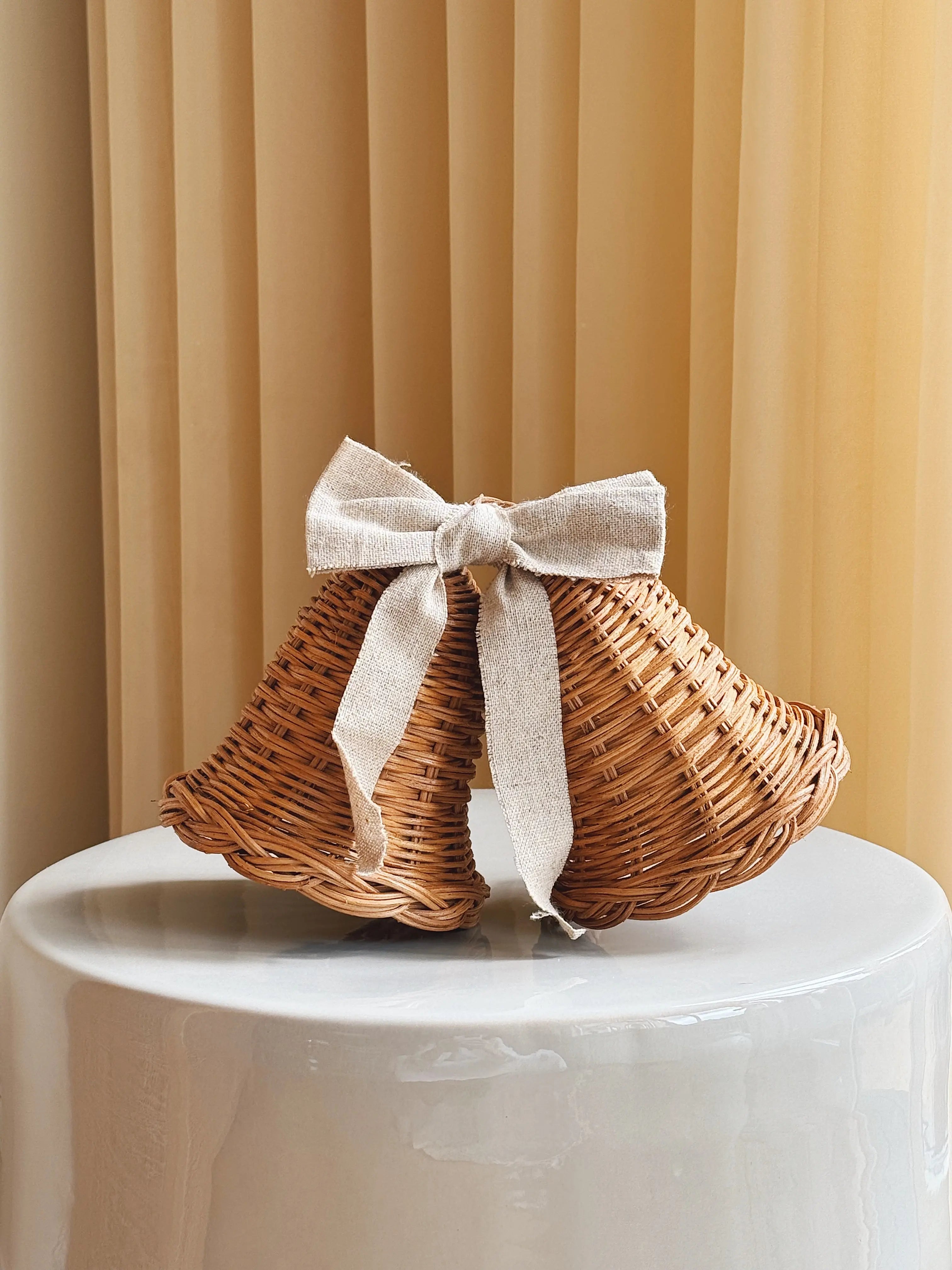 Sæt med 2 Hængende Rattan Juleklokker med Naturfarvet Sløjfe | D12 x H12 cm Studio Hafnia