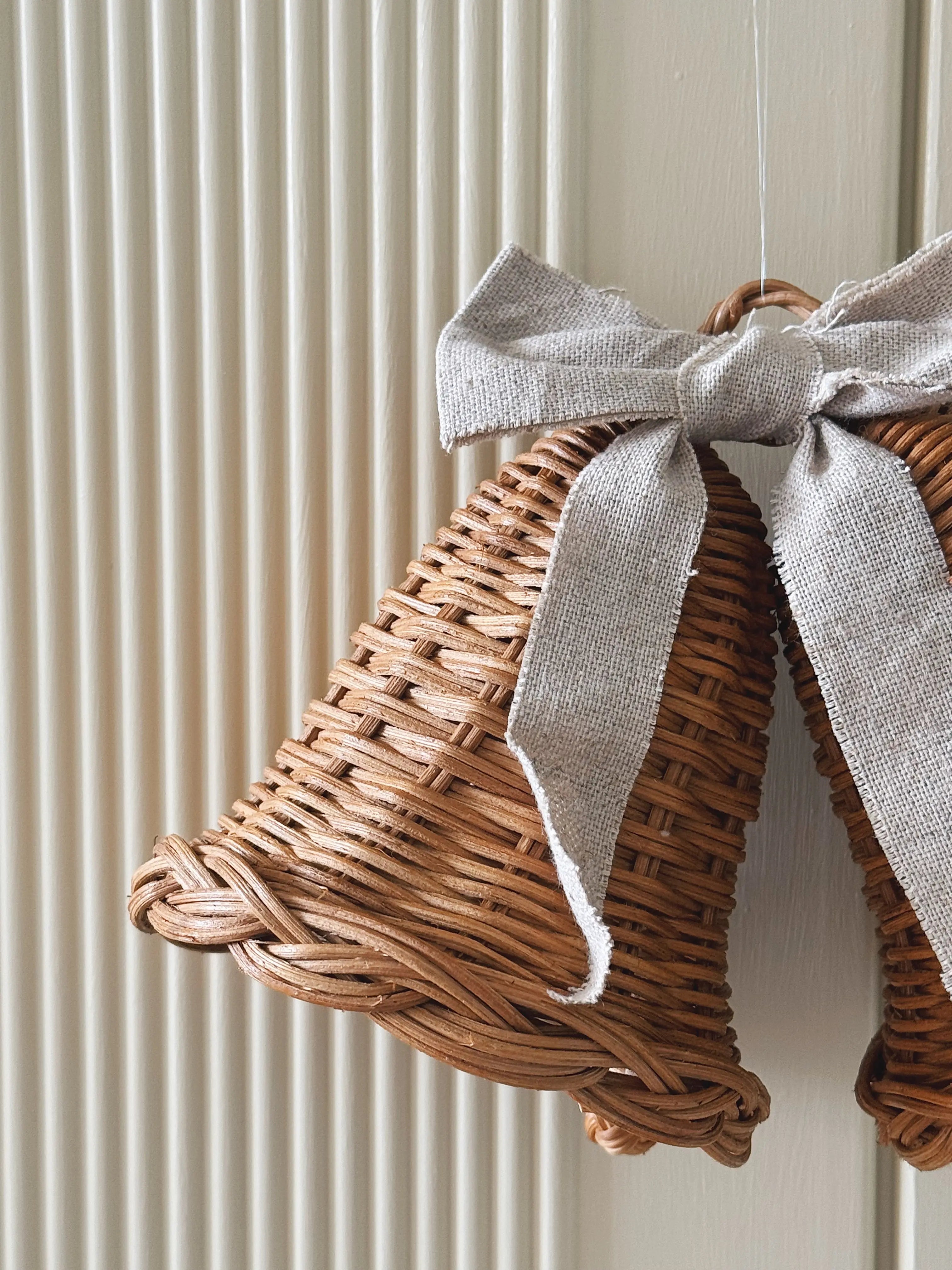 Sæt med 2 Hængende Rattan Juleklokker med Naturfarvet Sløjfe | D12 x H12 cm Studio Hafnia