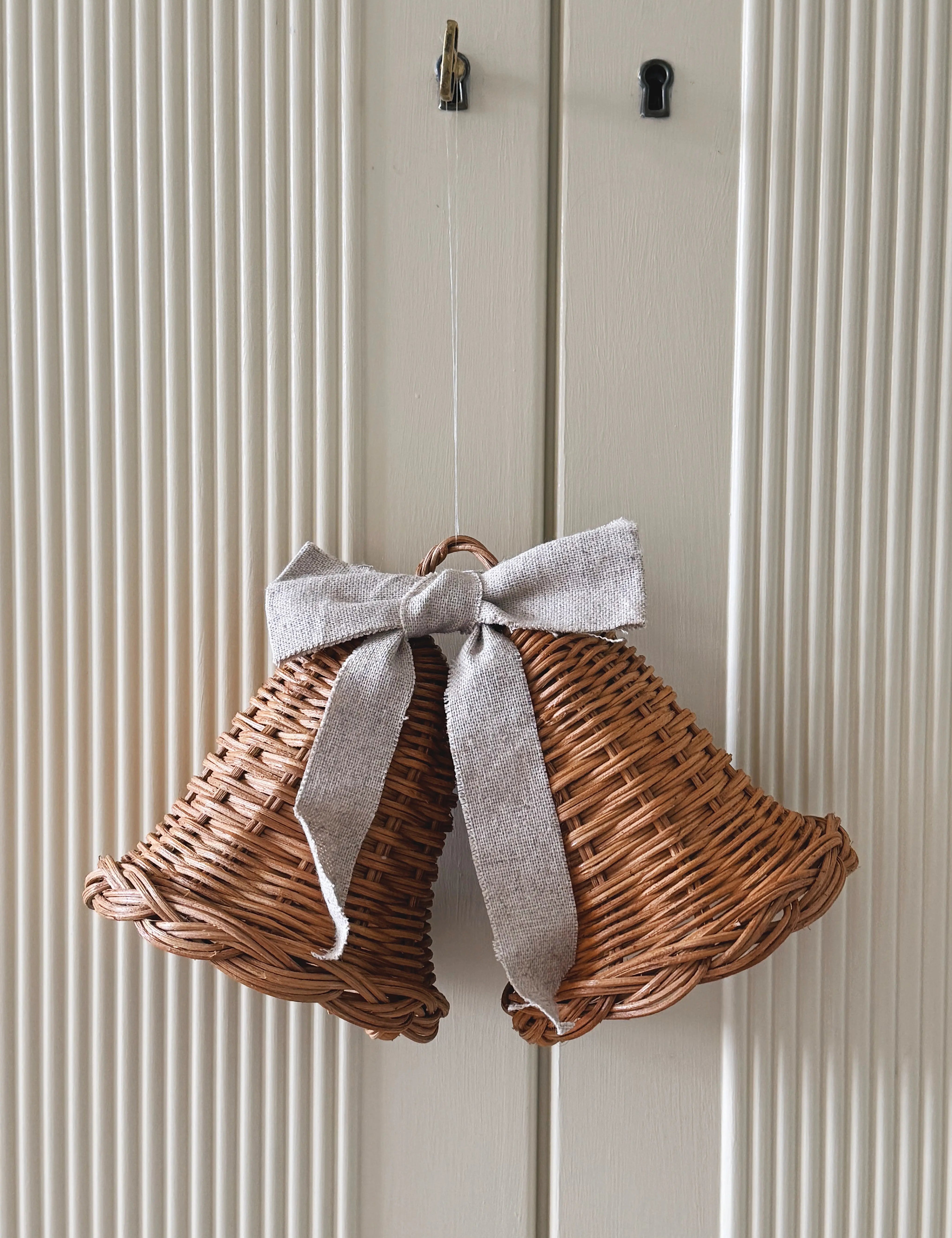 Sæt med 2 Hængende Rattan Juleklokker med Naturfarvet Sløjfe | D12 x H12 cm Studio Hafnia