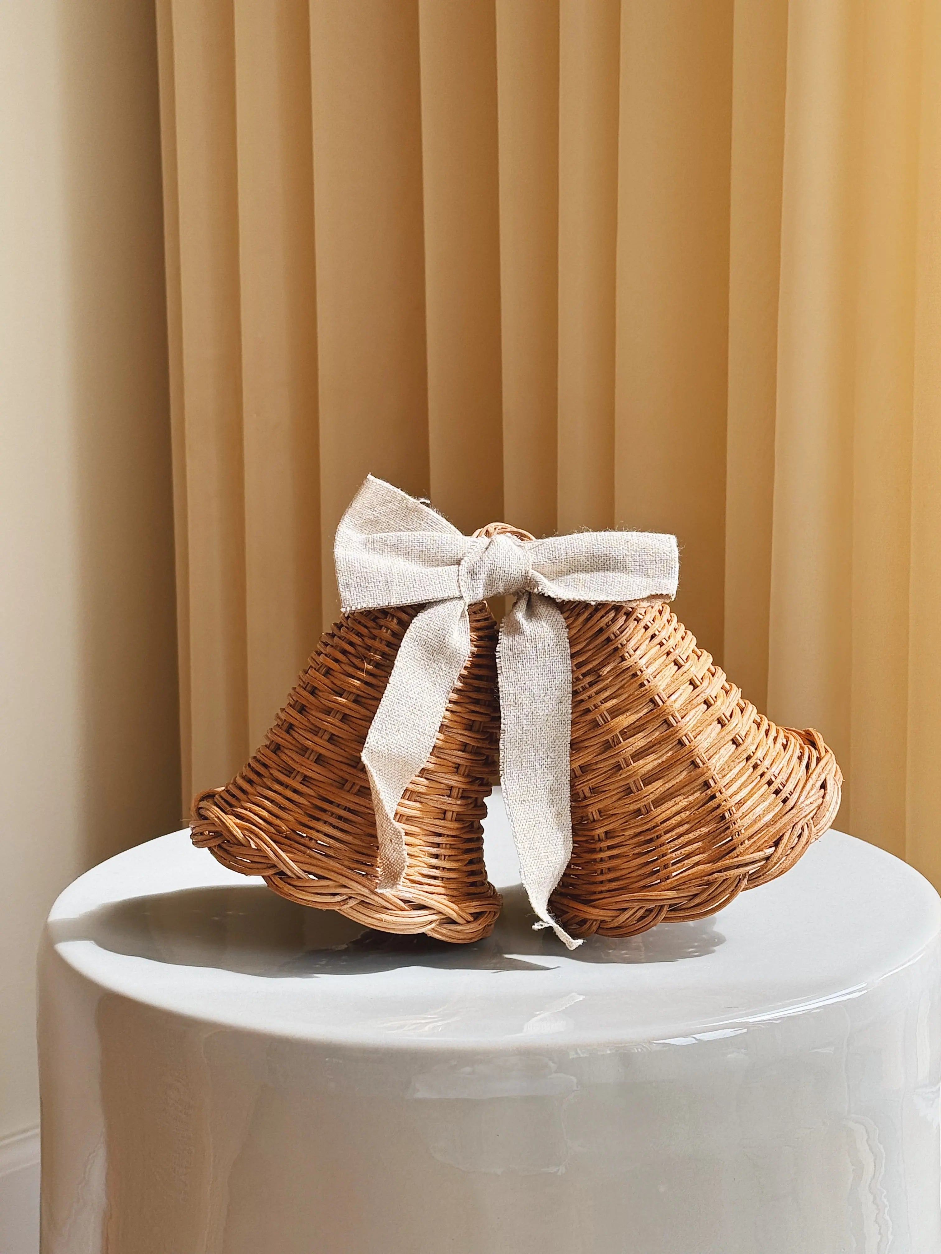 Sæt med 2 Hængende Rattan Juleklokker med Naturfarvet Sløjfe | D12 x H12 cm Studio Hafnia