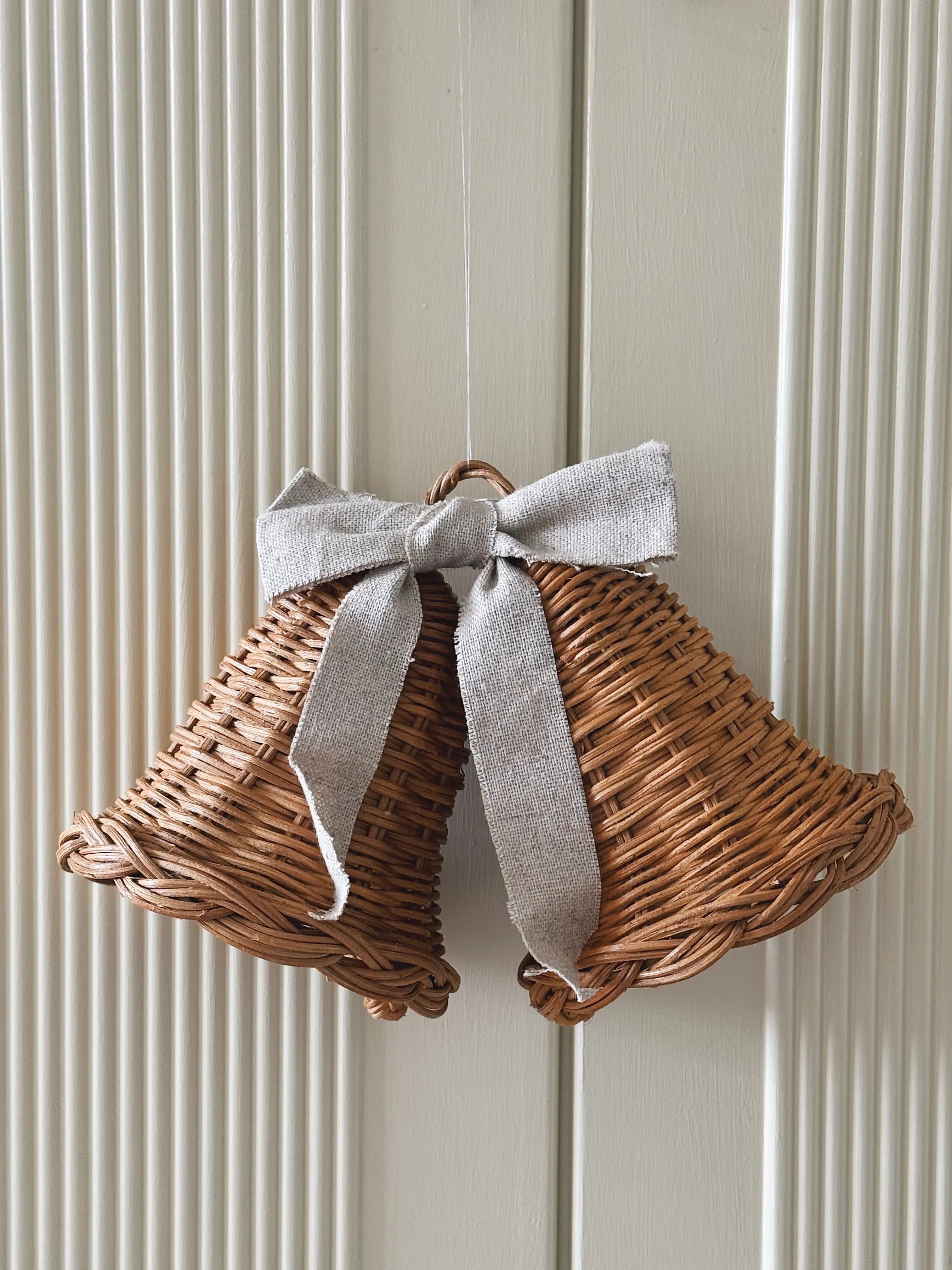 Sæt med 2 Hængende Rattan Juleklokker med Naturfarvet Sløjfe | D12 x H12 cm Studio Hafnia