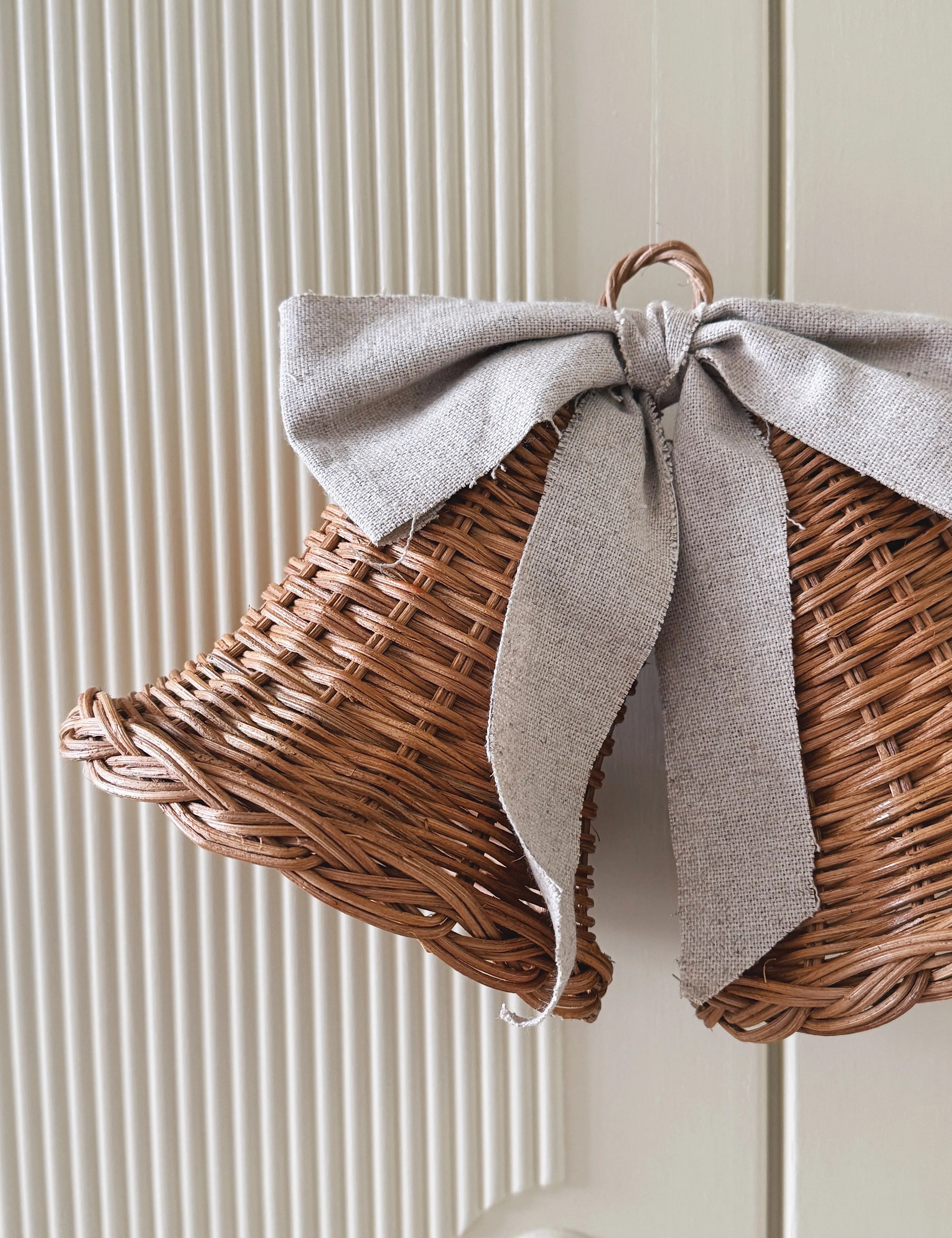 Sæt med 2 Hængende Rattan Juleklokker med Naturfarvet Sløjfe | D15 x H15 cm Studio Hafnia