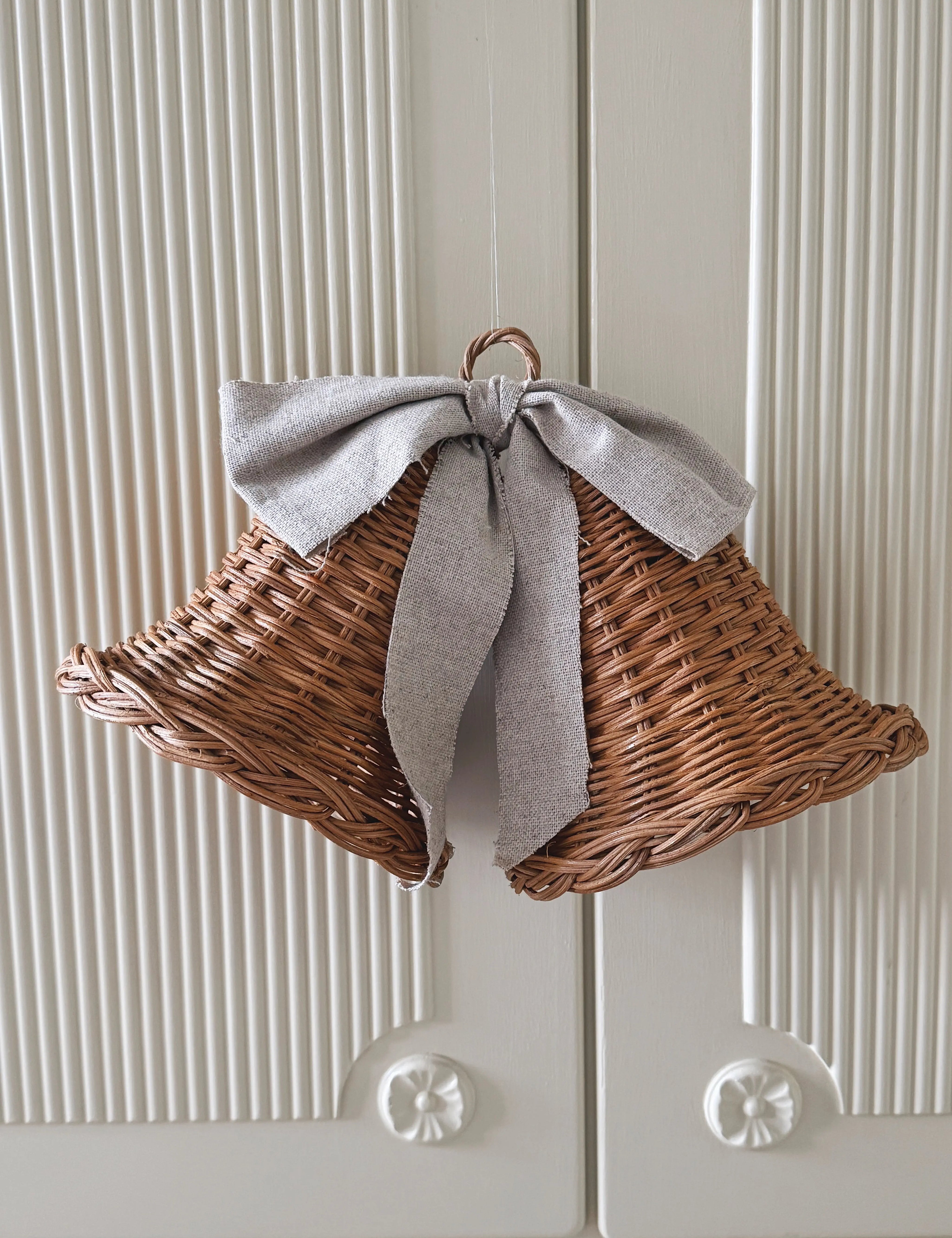 Sæt med 2 Hængende Rattan Juleklokker med Naturfarvet Sløjfe | D15 x H15 cm Studio Hafnia