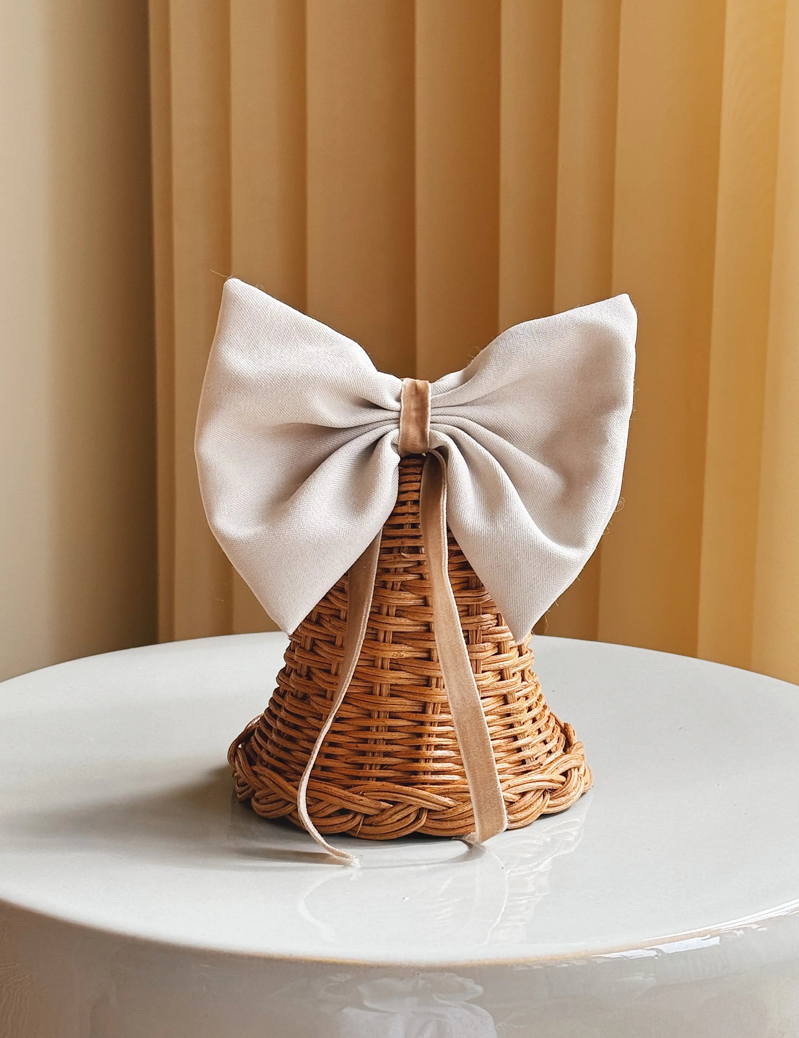 Stående Rattan Juleklokke med Lys Sløjfe | 12,5 x 12,5 cm Studio Hafnia