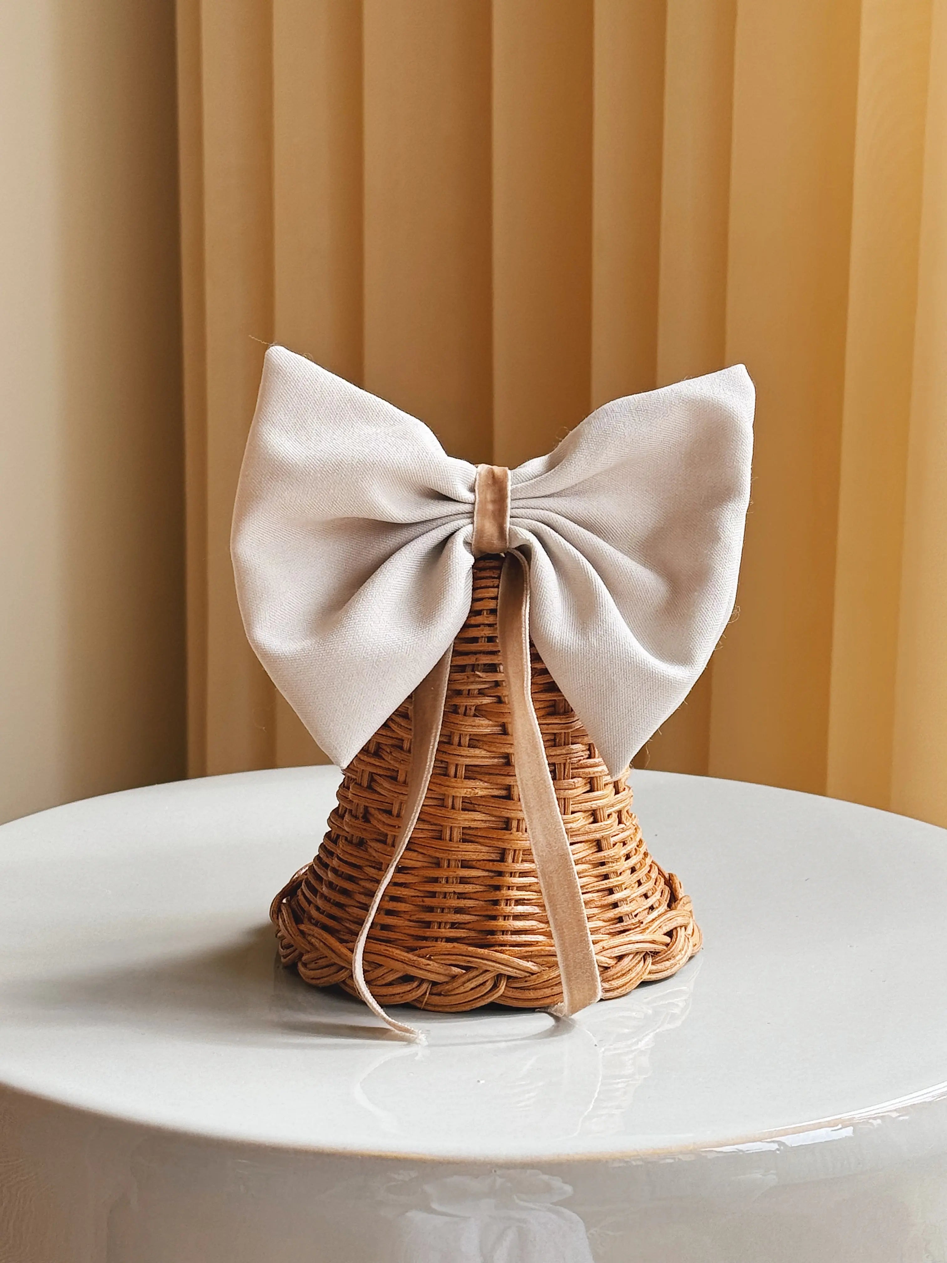 Stående Rattan Juleklokke med Lys Sløjfe | 12,5 x 12,5 cm Studio Hafnia