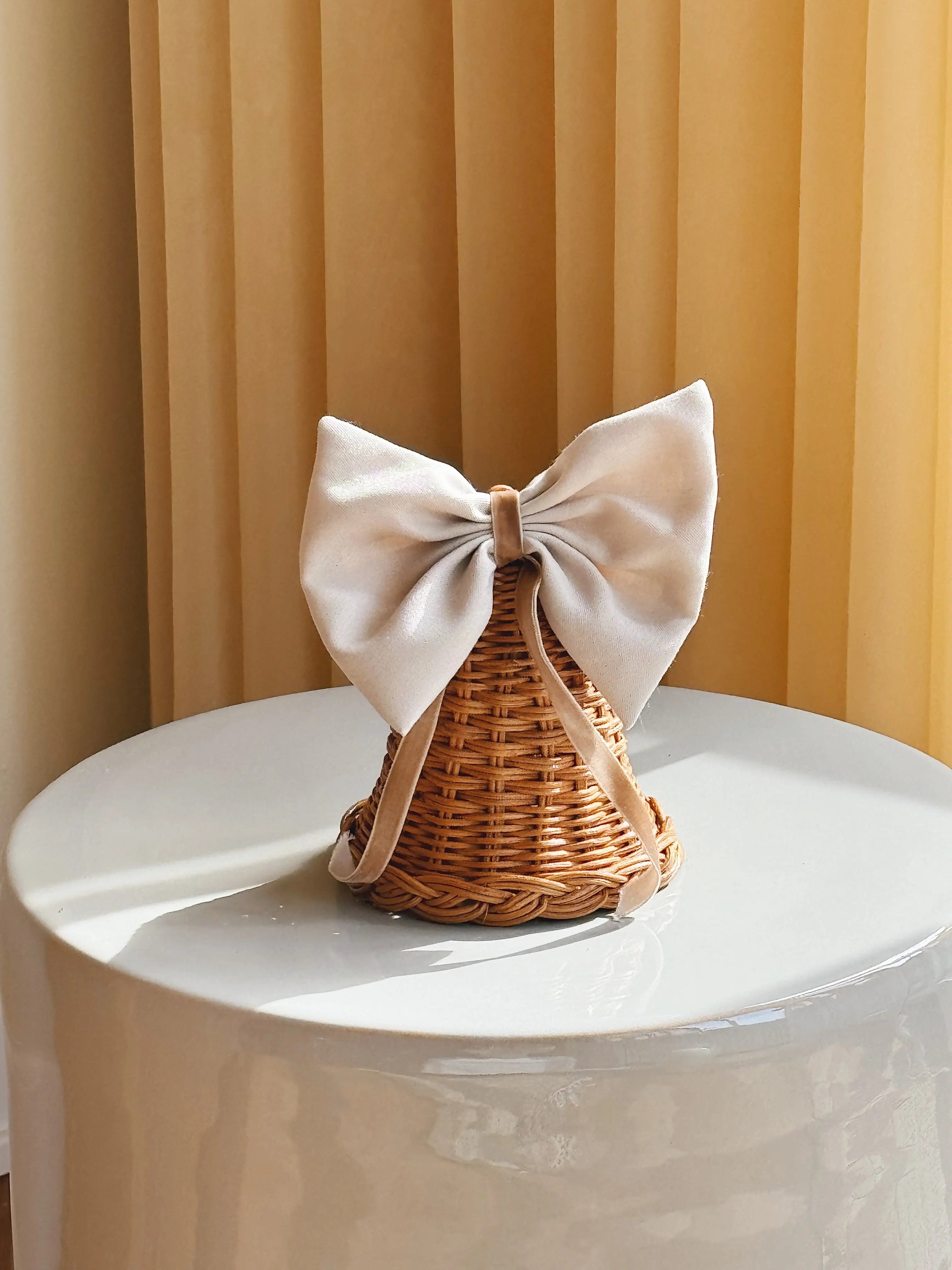 Stående Rattan Juleklokke med Lys Sløjfe | 12,5 x 12,5 cm Studio Hafnia