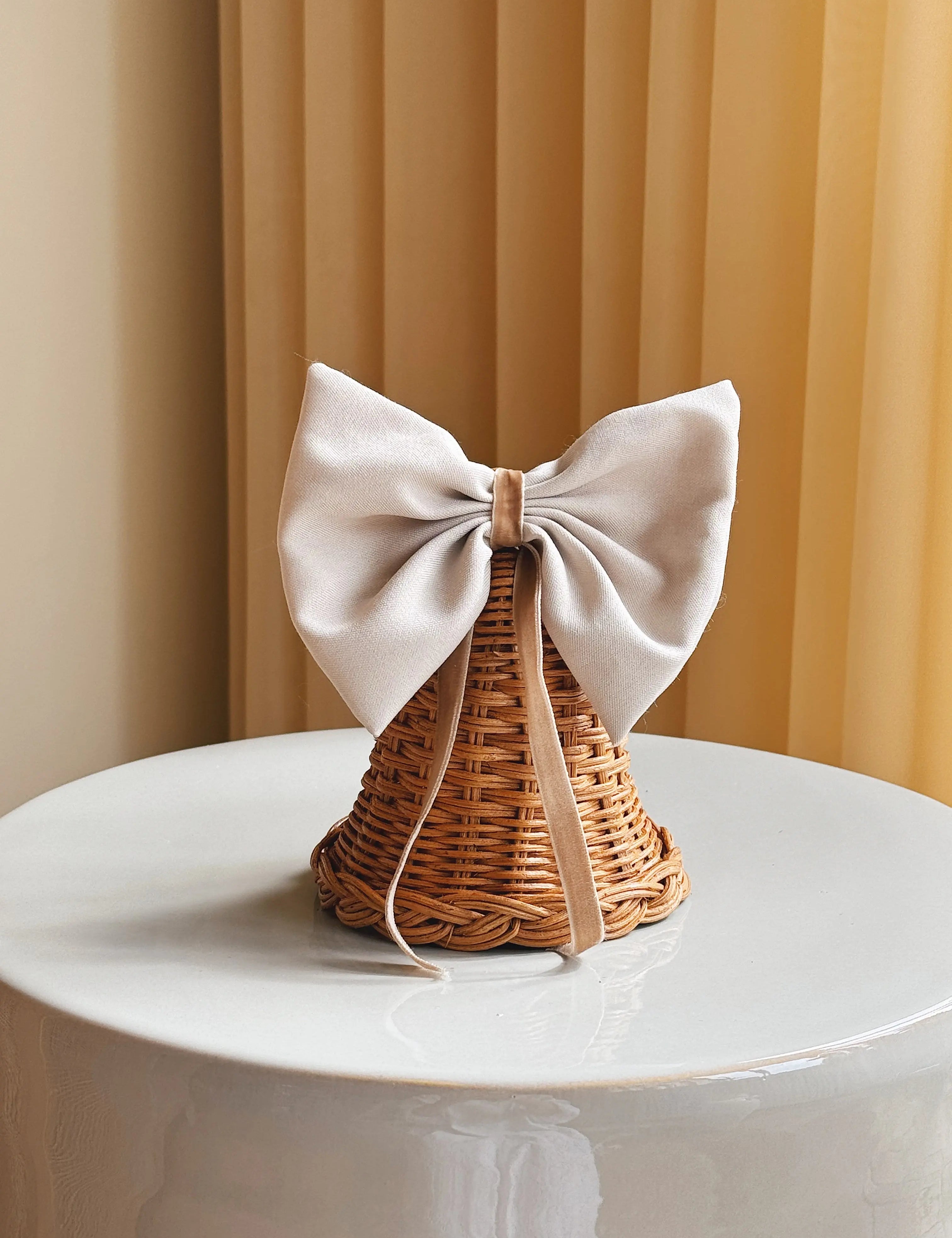 Stående Rattan Juleklokke med Lys Sløjfe | 12,5 x 12,5 cm Studio Hafnia