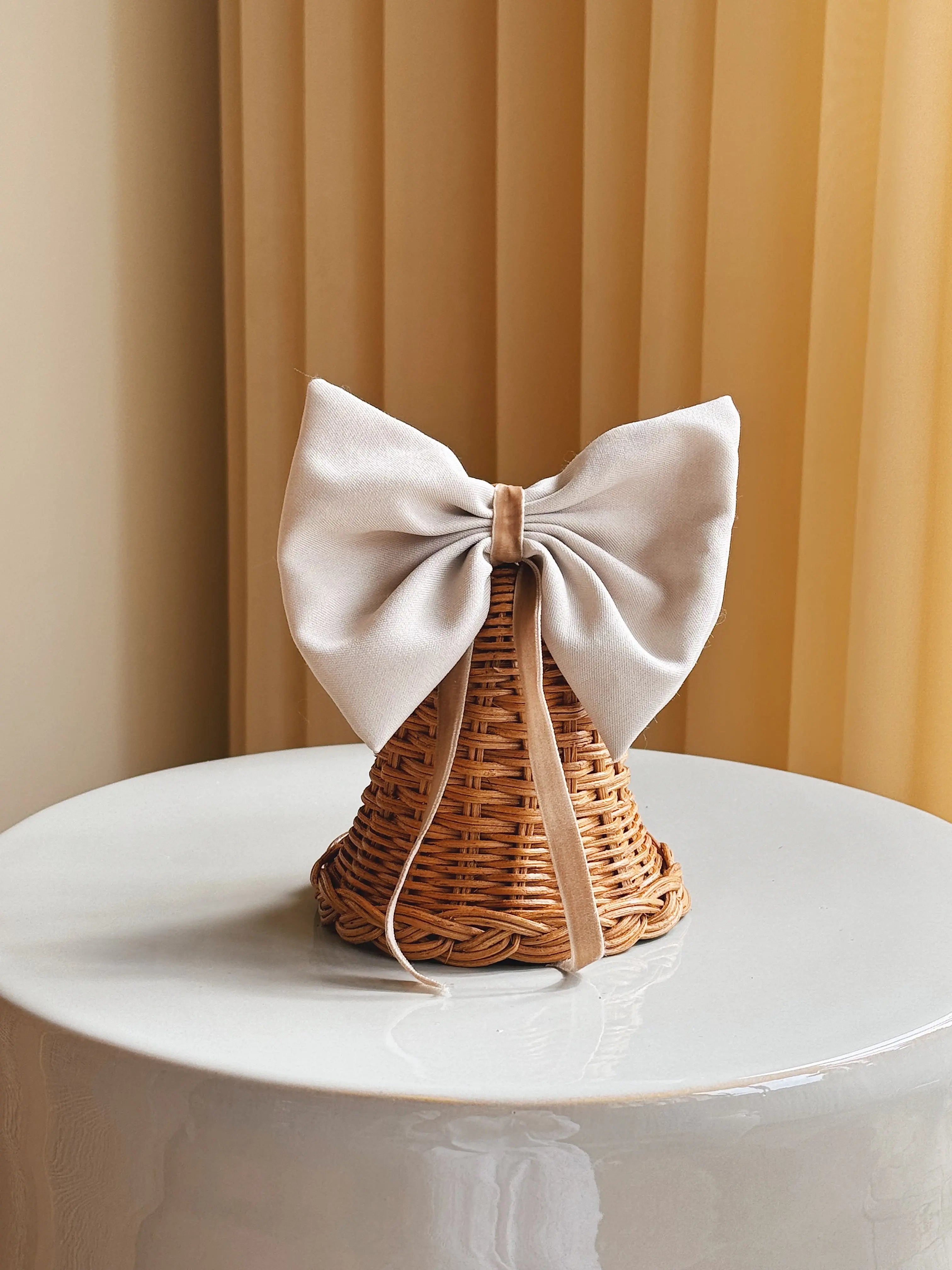 Stående Rattan Juleklokke med Lys Sløjfe | 12,5 x 12,5 cm Studio Hafnia