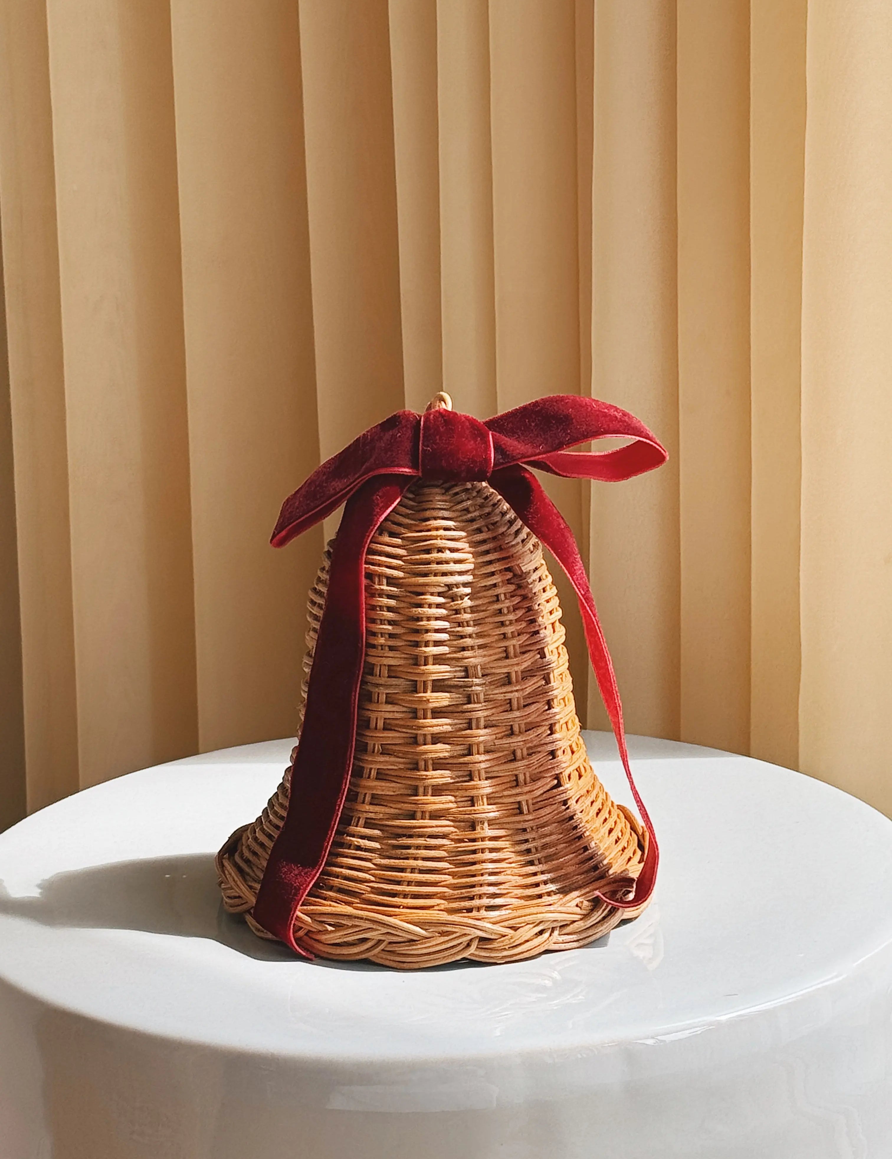 Stående Rattan Juleklokke med Mørkerød Sløjfe | 12,5 x 12,5 cm Studio Hafnia