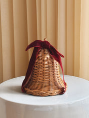 Stående Rattan Juleklokke med Mørkerød Sløjfe | 15,5 x 15,5 cm Studio Hafnia