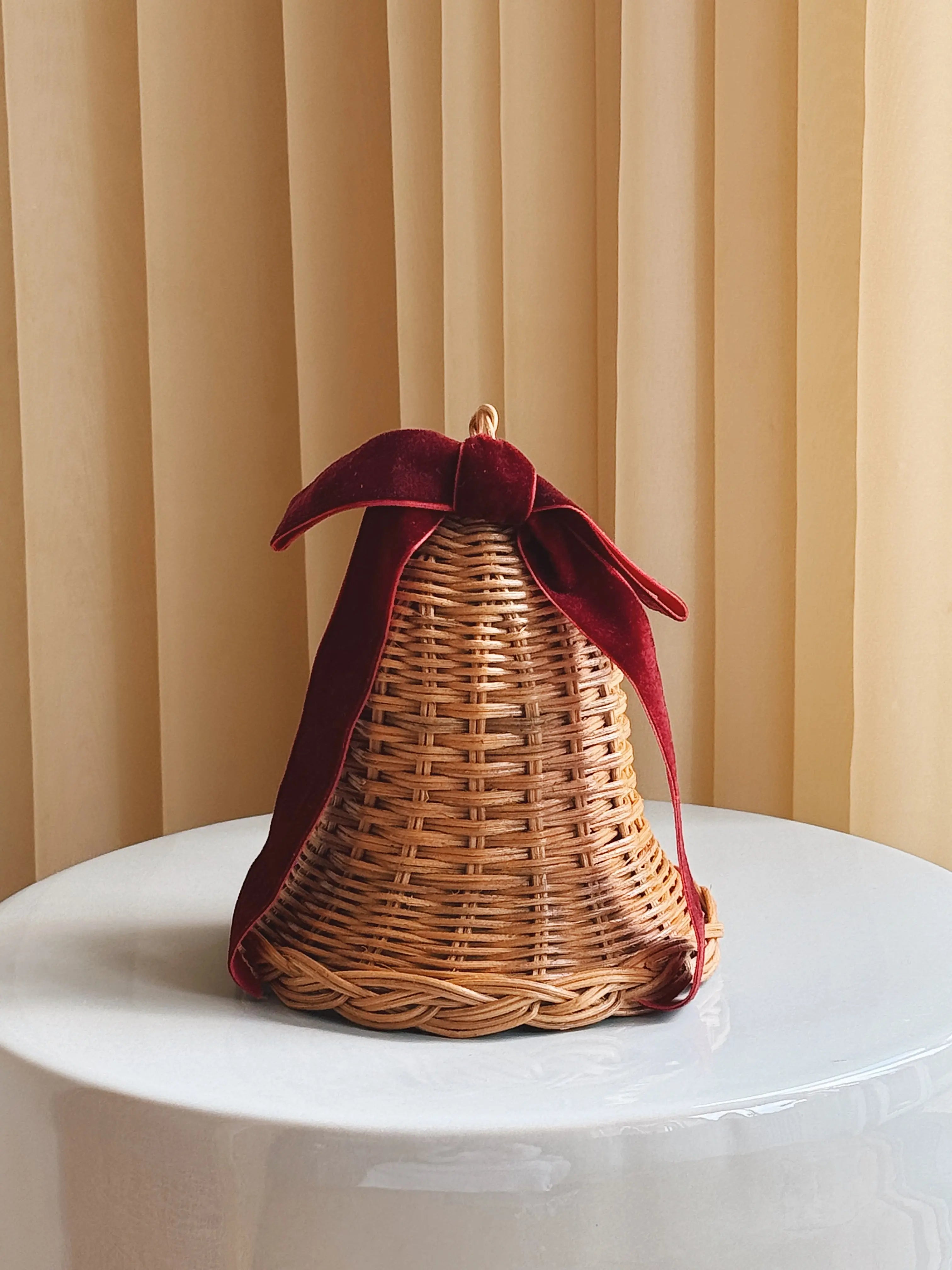 Stående Rattan Juleklokke med Mørkerød Sløjfe | 15,5 x 15,5 cm Studio Hafnia