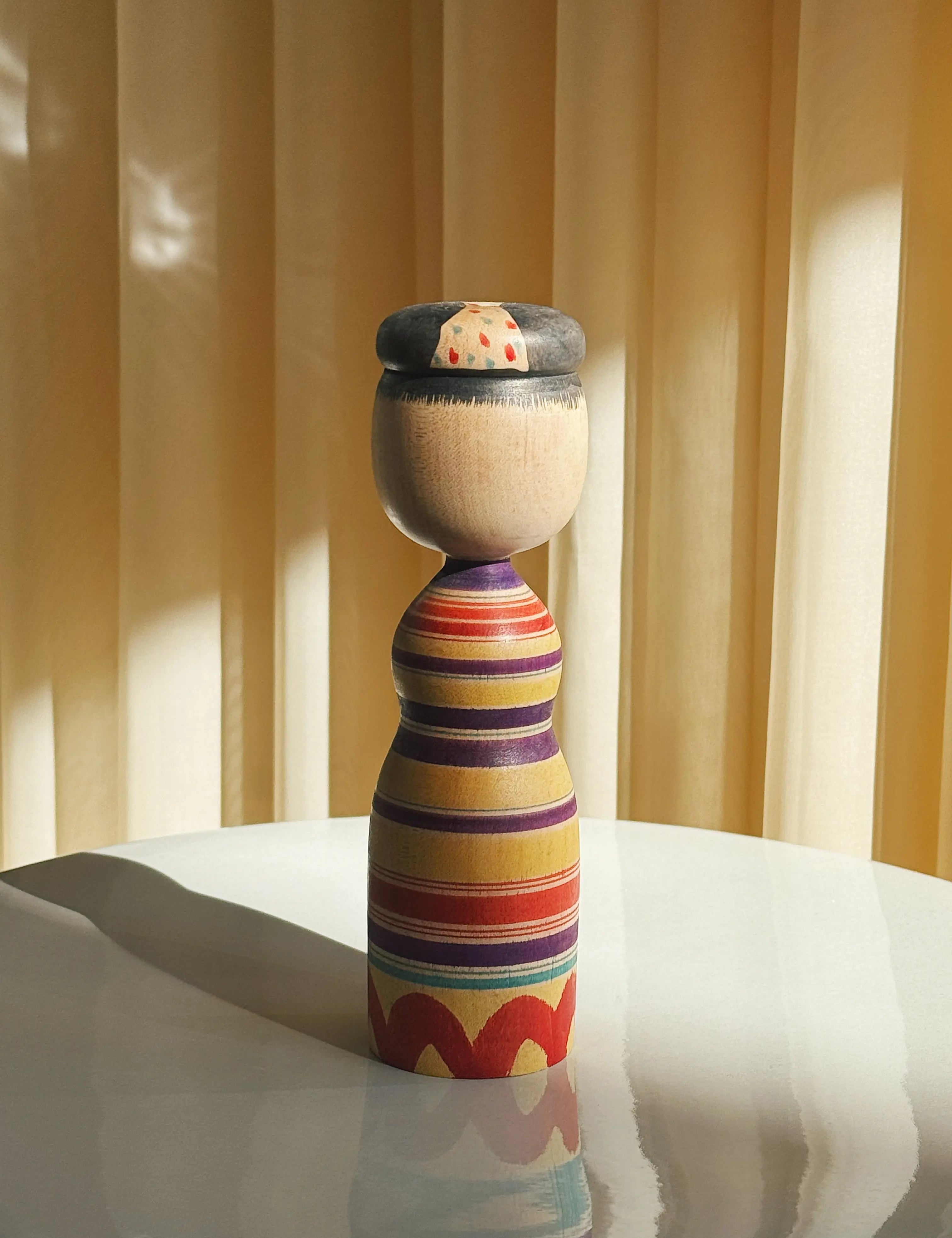 Vintage Kokeshi Dukke Nr. 235 fra Japan – Håndlavet | H 18 cm Studio Hafnia