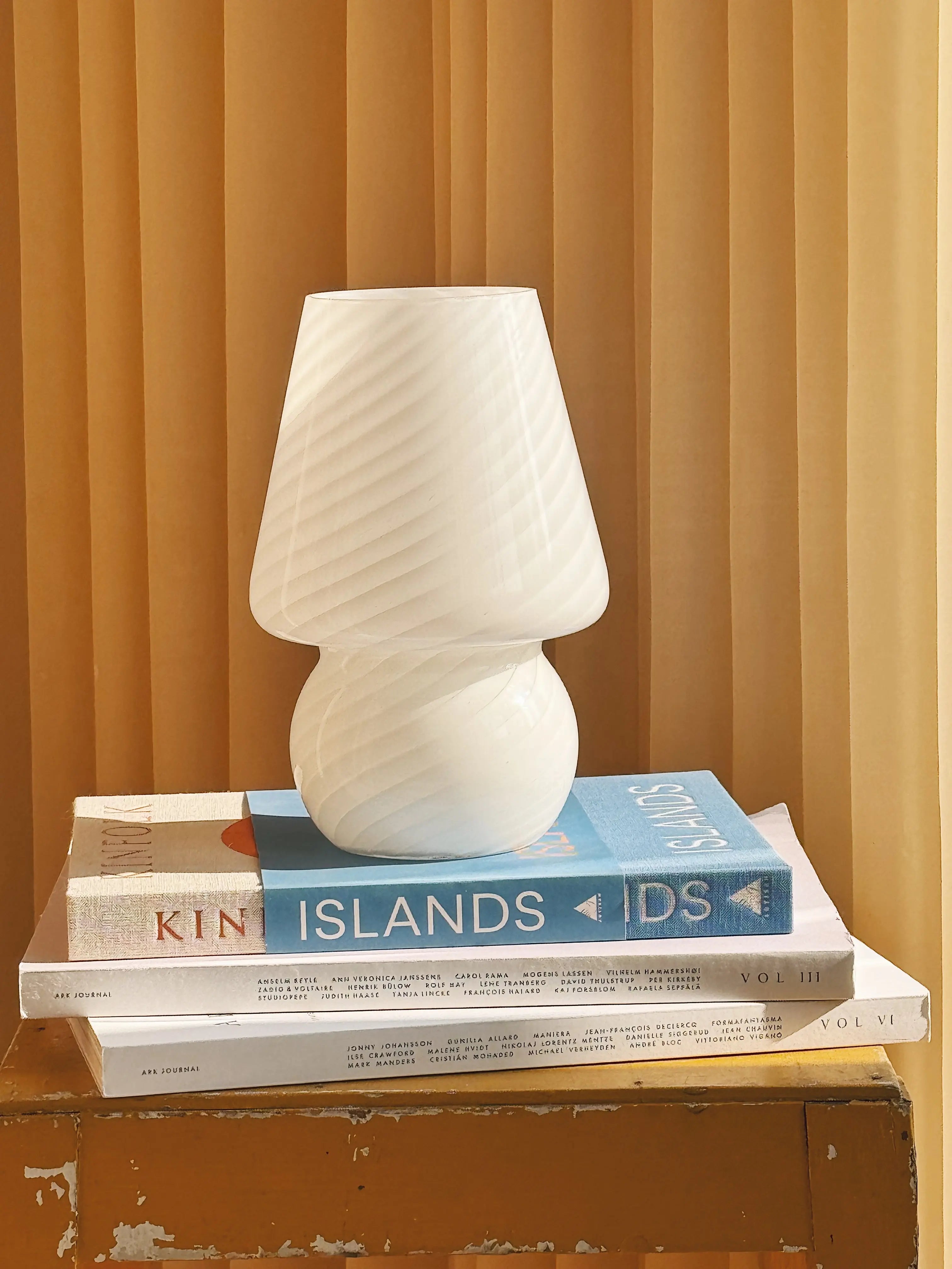 Vintage Murano Baby Mushroom Bordlampe H22 cm – Hvidt Swirl Glas Studio Hafnia