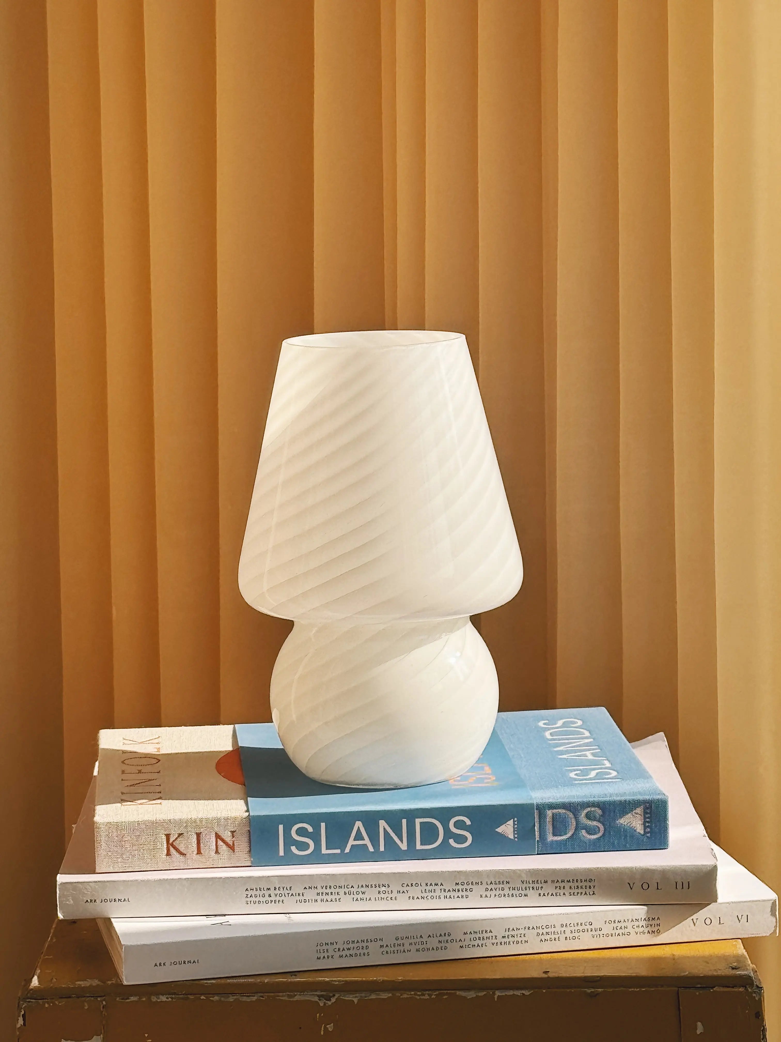 Vintage Murano Baby Mushroom Bordlampe H22 cm – Hvidt Swirl Glas Studio Hafnia